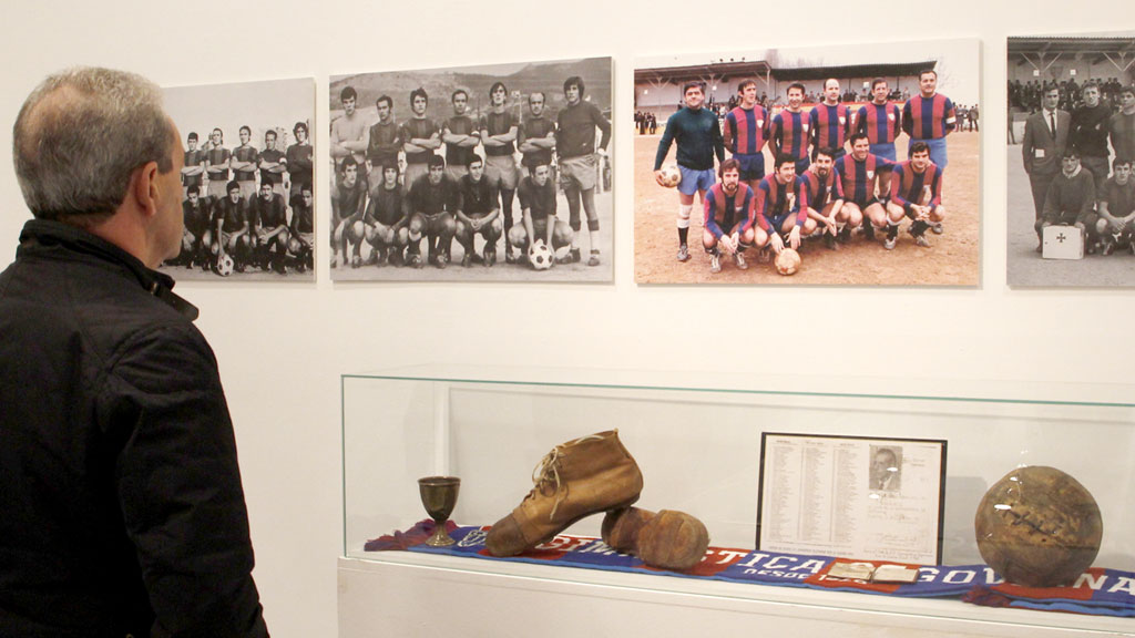 Un aficionado observa una de las fotografías antiguas de los conjuntos históricos de la Segoviana. / NEREA LLORENTE