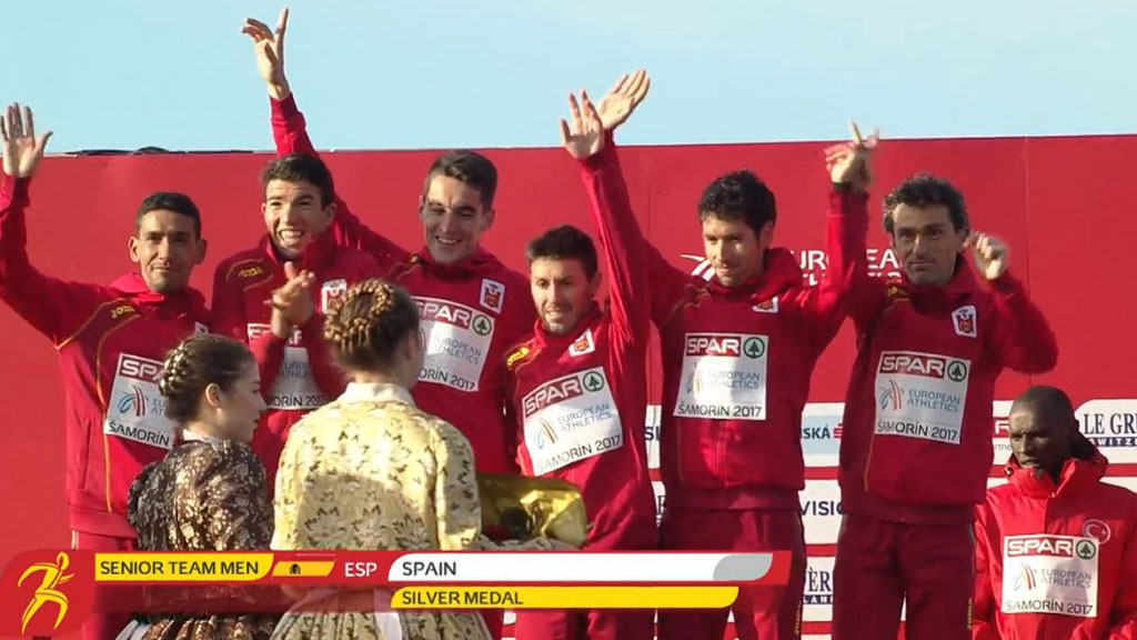 La Selección Española de campo a través, recibiendo la medalla de plata. / E.A.