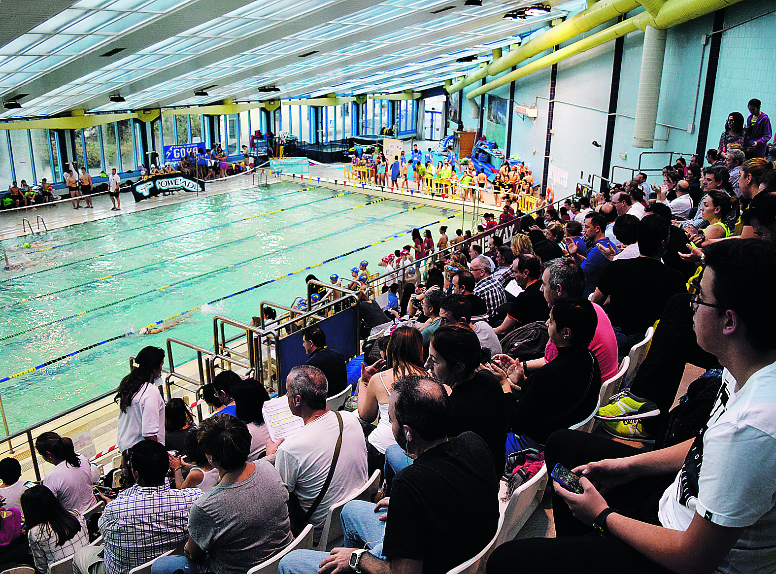 Aspecto de la piscina municipal José Carlos Casado durante las competiciones del Trofeo de Navidad y Reyes ‘Ciudad de Segovia’. / MARTA HERRERO