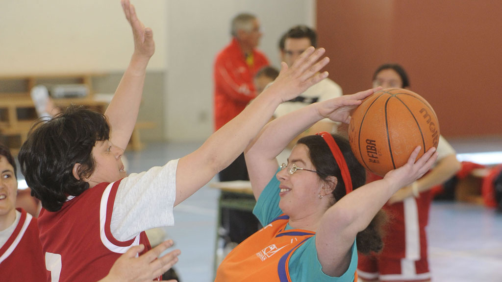 Una jugada en uno de los encuentros de baloncesto de la competición. / E.A.