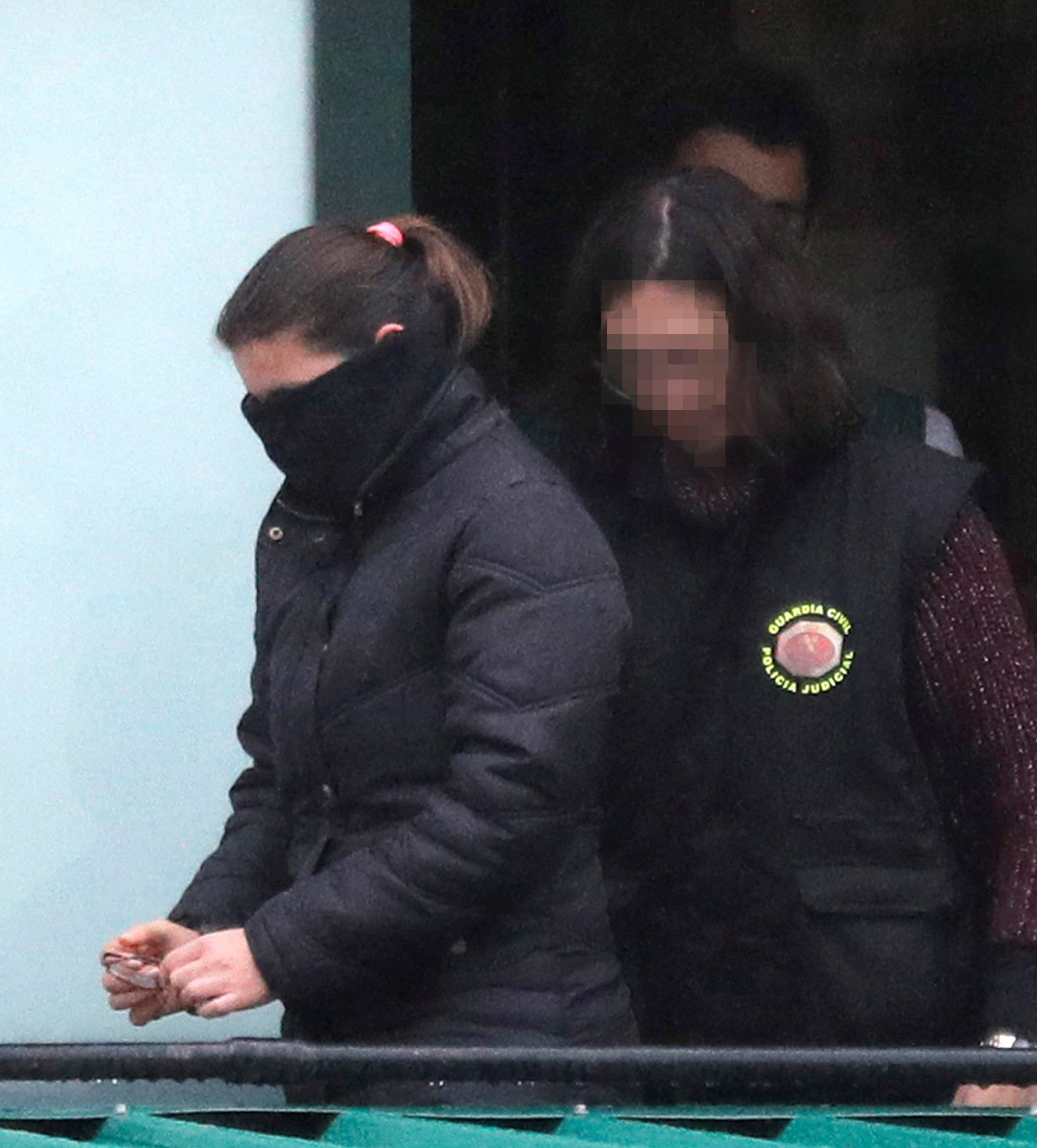 Agentes de la UCO, de la Guardia Civil, en el cuartel de Padrón, trasladan detenida a la mujer de J.E.A.G., el hombre que ha sido detenido por la Guardia Civil por una presunta agresión sexual en Boiro (A Coruña).