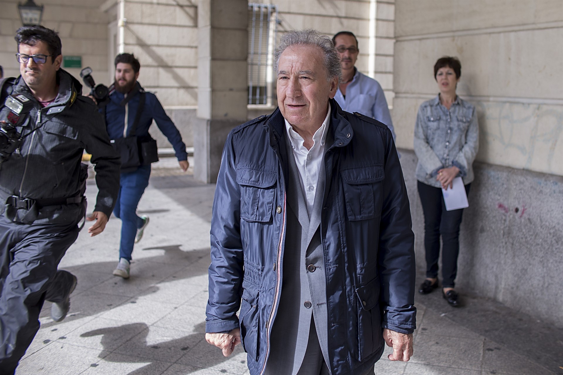 El empresario acusado de intentar besar a Teresa Rodríguez a su salida de los juzgados de Sevilla. / europa press