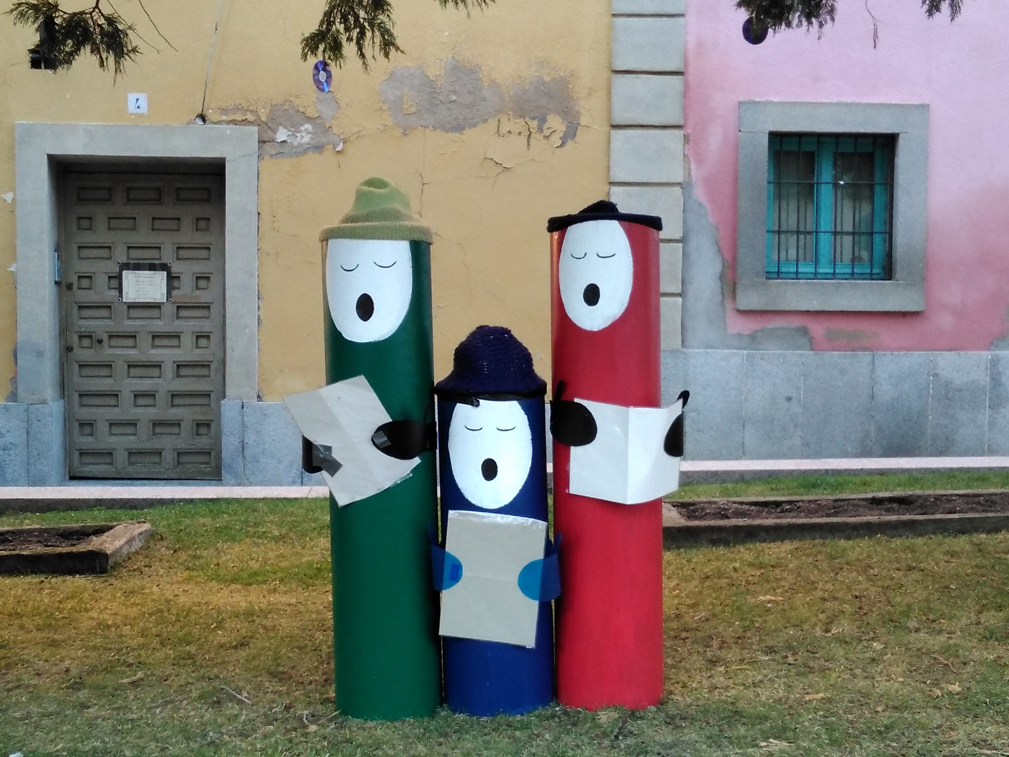 Niños cantando villancicos hechos de cartón