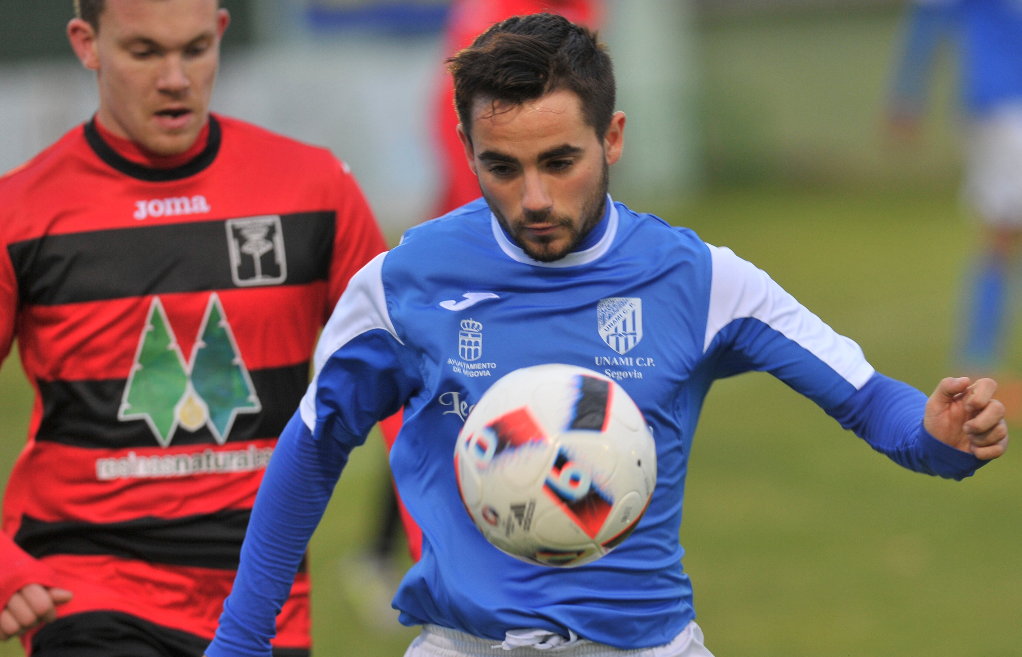 El mediapunta del Unami Guti se dispone a controlar un balón ante la presión de De la Rosa del Tardelcuende. / KAMARERO