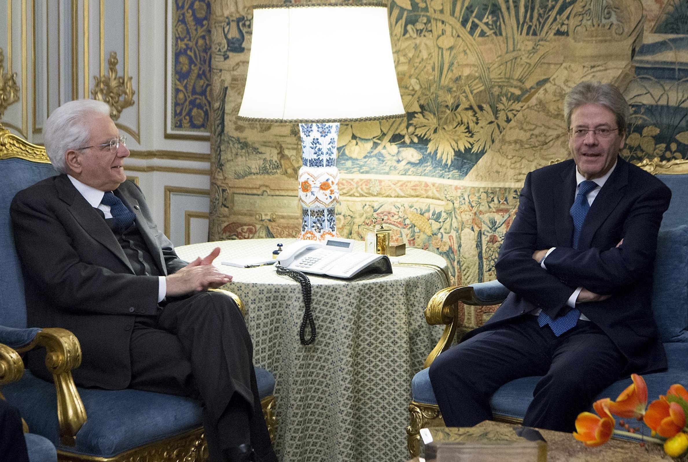 El primer ministro italiano, Paolo Gentiloni (dcha), se reunió ayer con el presidente italiano, Sergio Mattarella (izda).