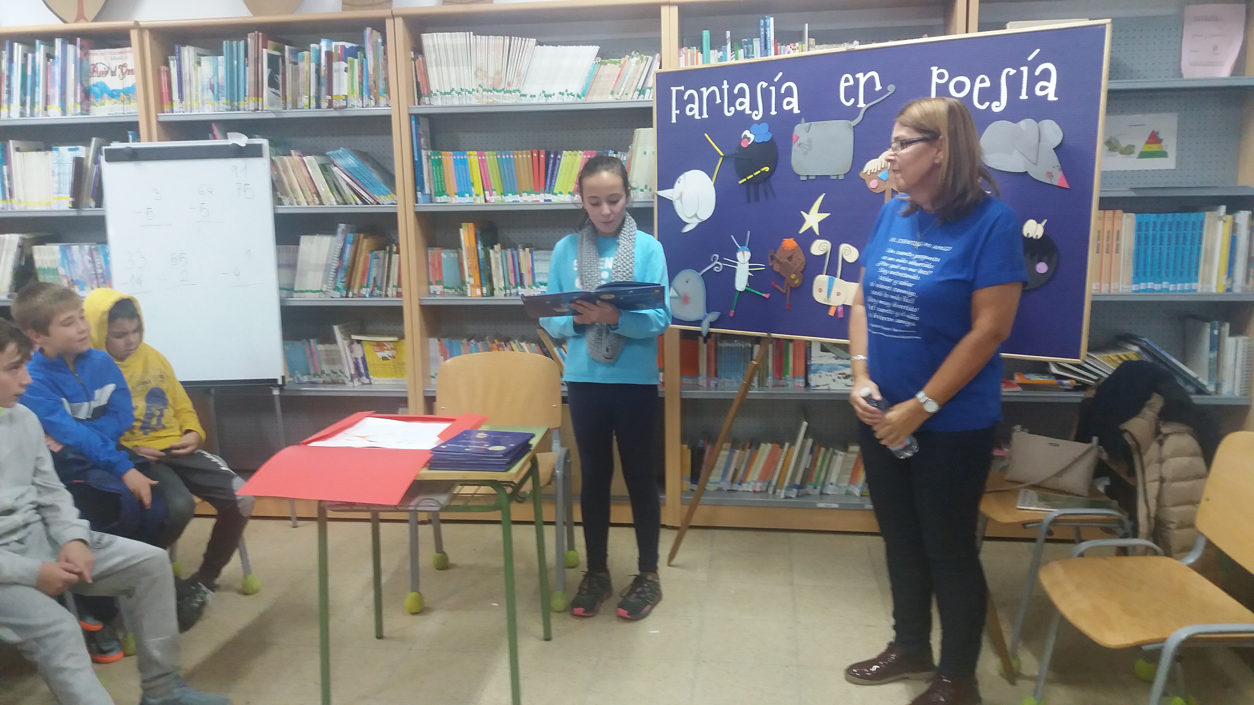 Marisa Alonso durante la presentación de su libro de poemas infantiles en el CEIP La Pradera de Valsaín