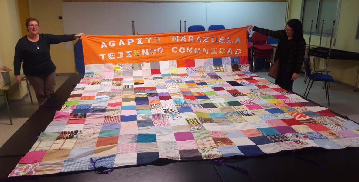 Cada uno de los alumnos y profesores del colegio ha realizado una parte del patchwork con ayuda de sus familias
