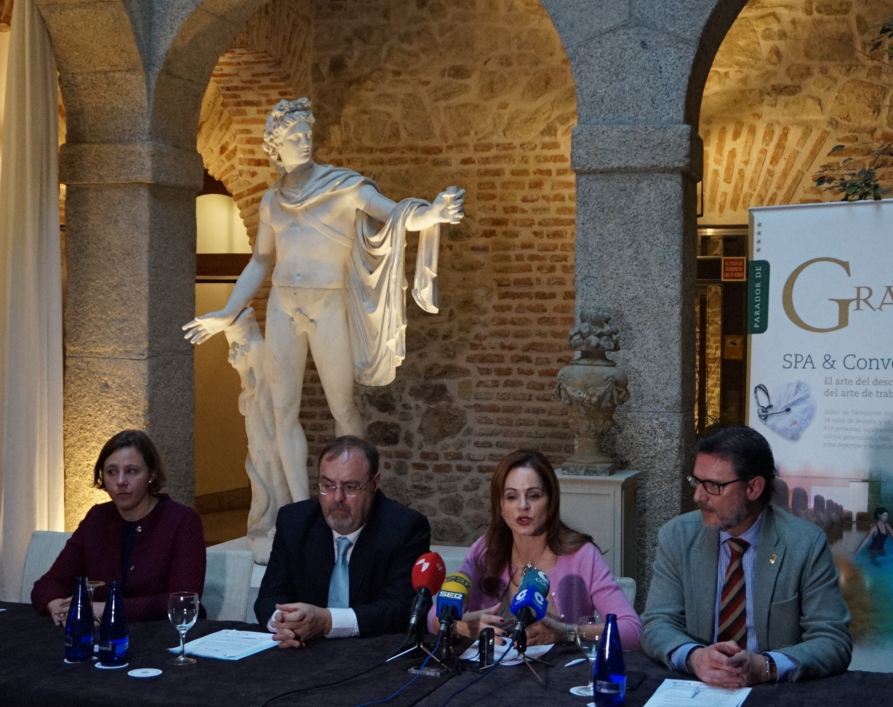 Silvia Clemente flanqueada por Álvaro Gil Robles, el alcalde del Real Sitio, José Luis Vázquez, y una representante de la Fundación Telefónica.