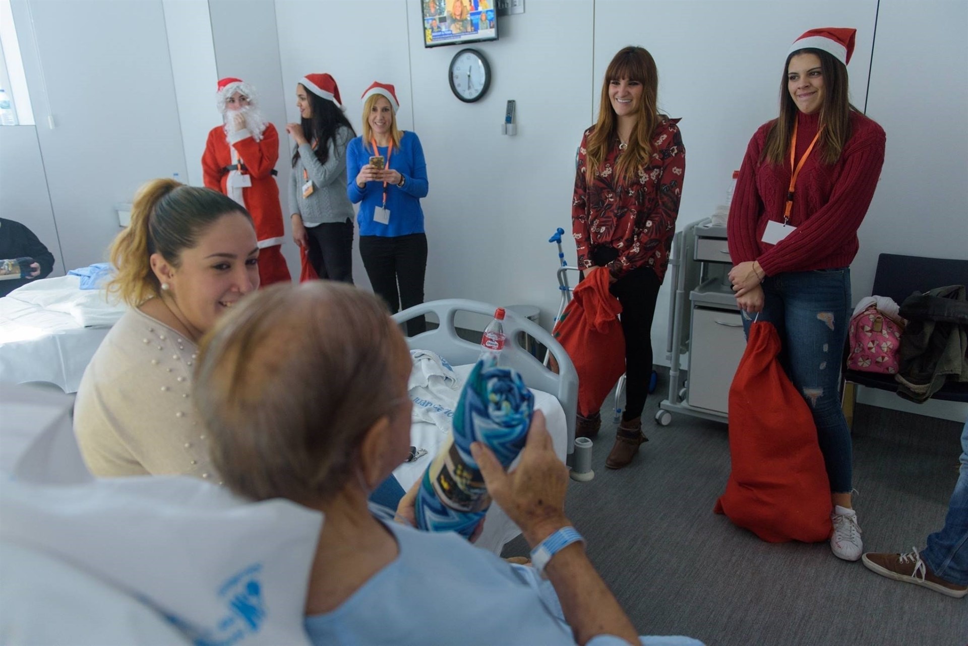 La cantante Rozalén repartiendo regalos de Navidad a personas mayores en un hospital