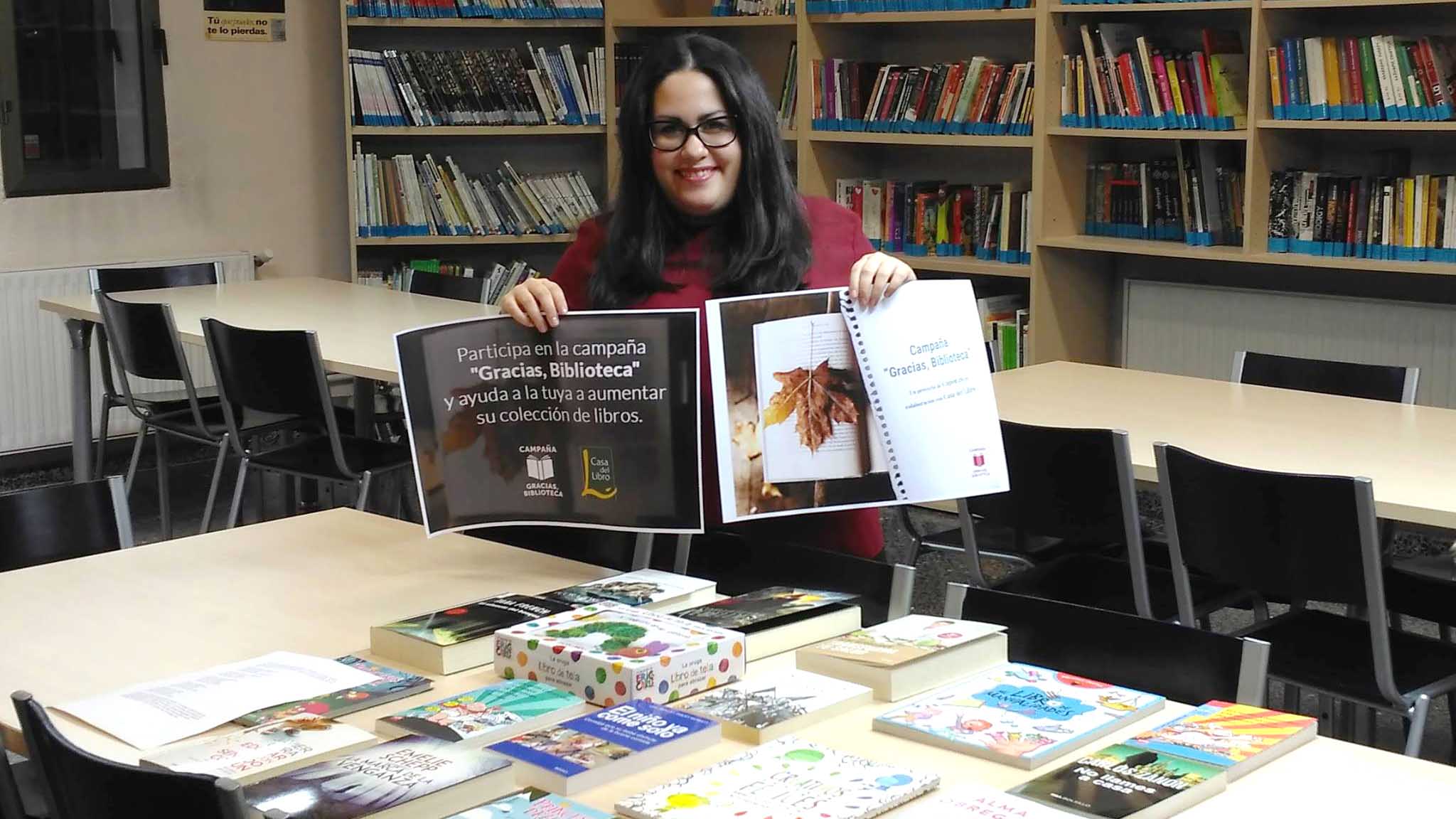 Virginia Herráez junto al lote de libros para la Biblioteca, conseguido gracias a su texto./ c.n.