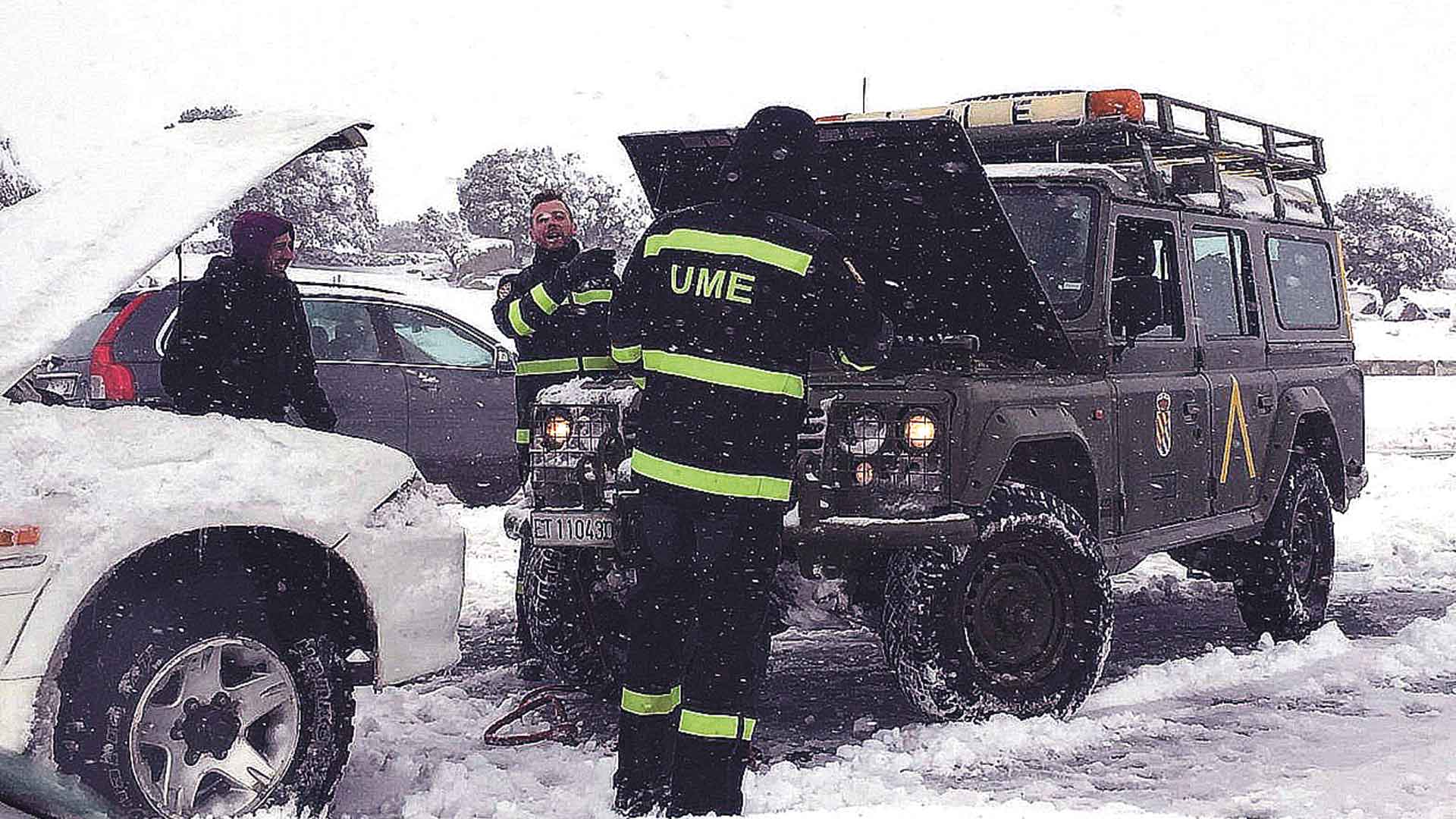 La DGT propone mejoras en los protocolos por nieve 1 Efectivos de la UME atendieron el fin de semana pasado a los retenidos en la AP-6. / efe