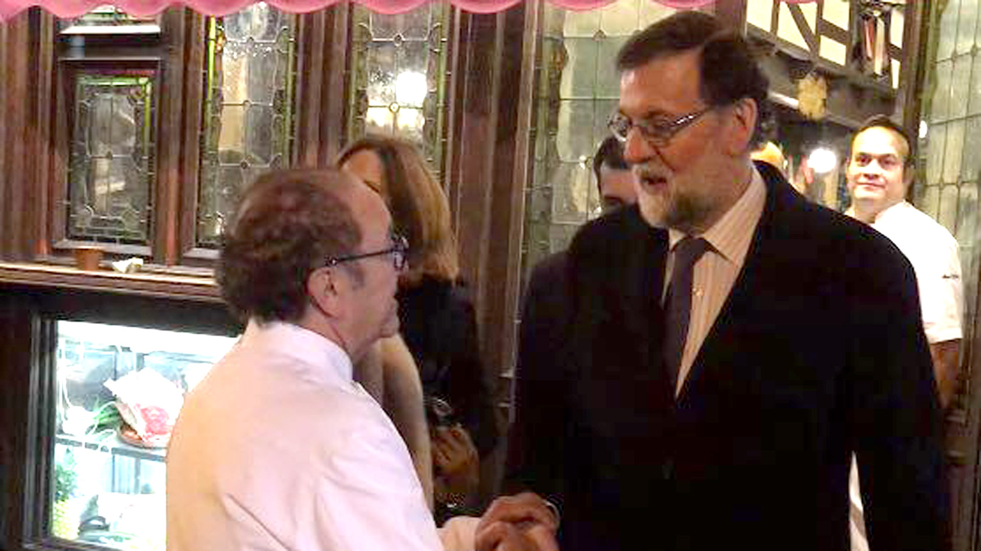 José María Ruiz, despidiendo a Rajoy a la puerta del restaurante.