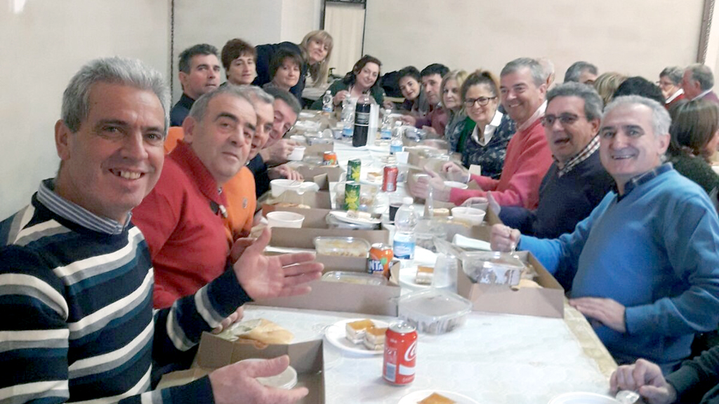 Un grupo de vecinos degusta el rico cocido organizado por la asociación San Benito. / LOURDES MATARRANZ