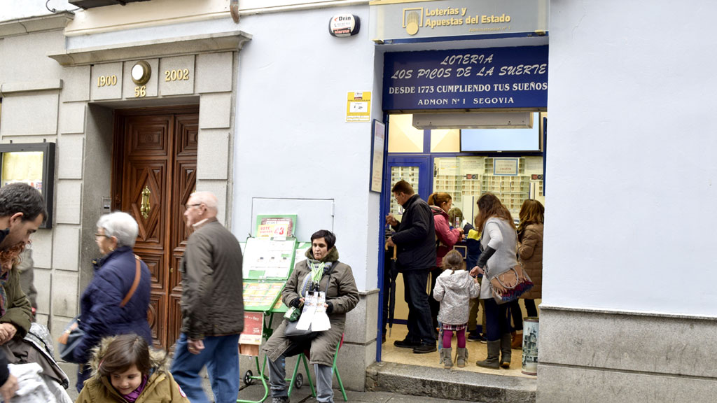 Los segovianos apuran estos días para comprar los décimos para ‘El Niño’. / marta herrero