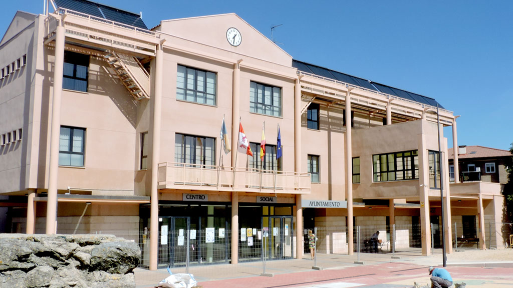 Fachada del Ayuntamiento de Palazuelos. / E.A.