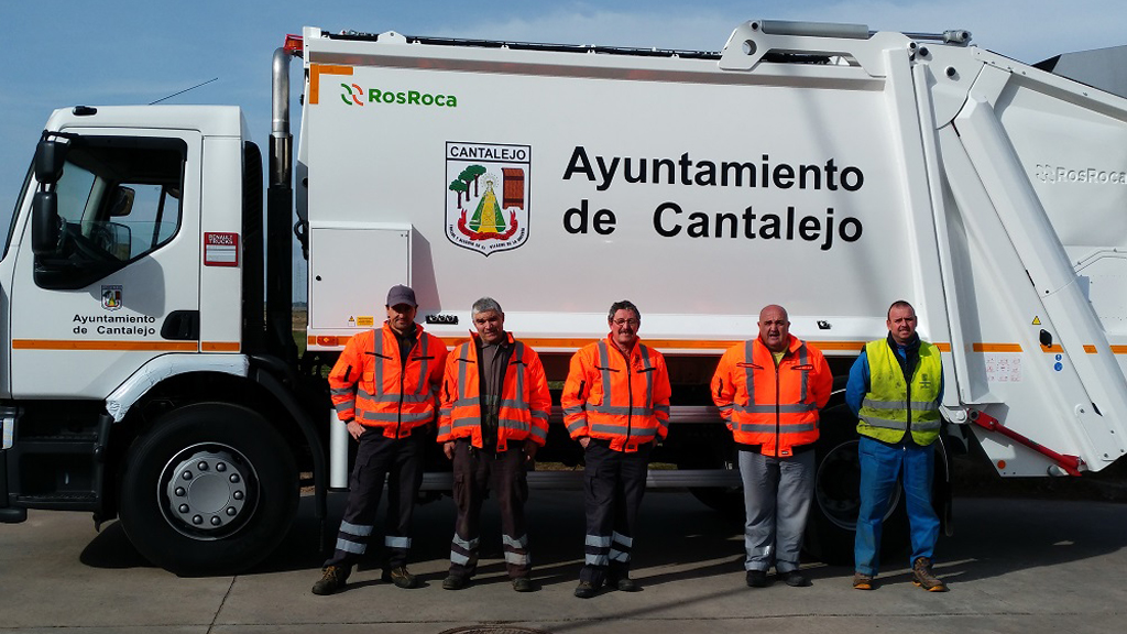 Causan daños en el camión de recogida de basuras en Cantalejo 1 14_3-cantalejo-camion-basur