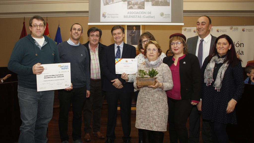 Belenistas de Cuéllar, recogiendo su premio. / N.LL.