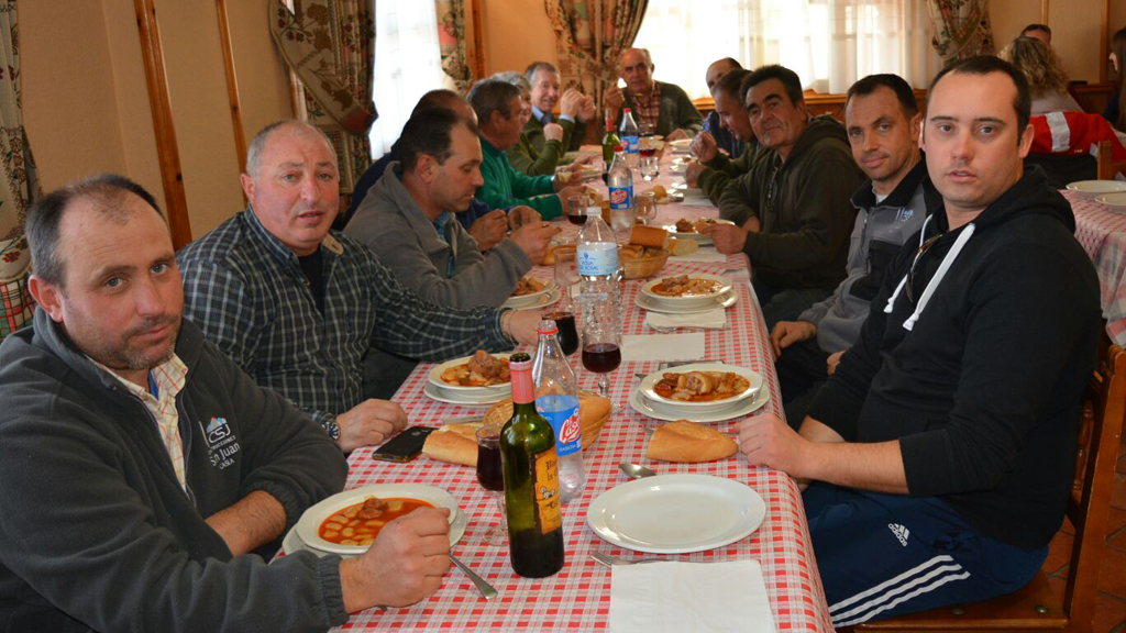 Vecinos de Casla degustaron algunos de los exquisitos productos del cerdo. / el adelantado