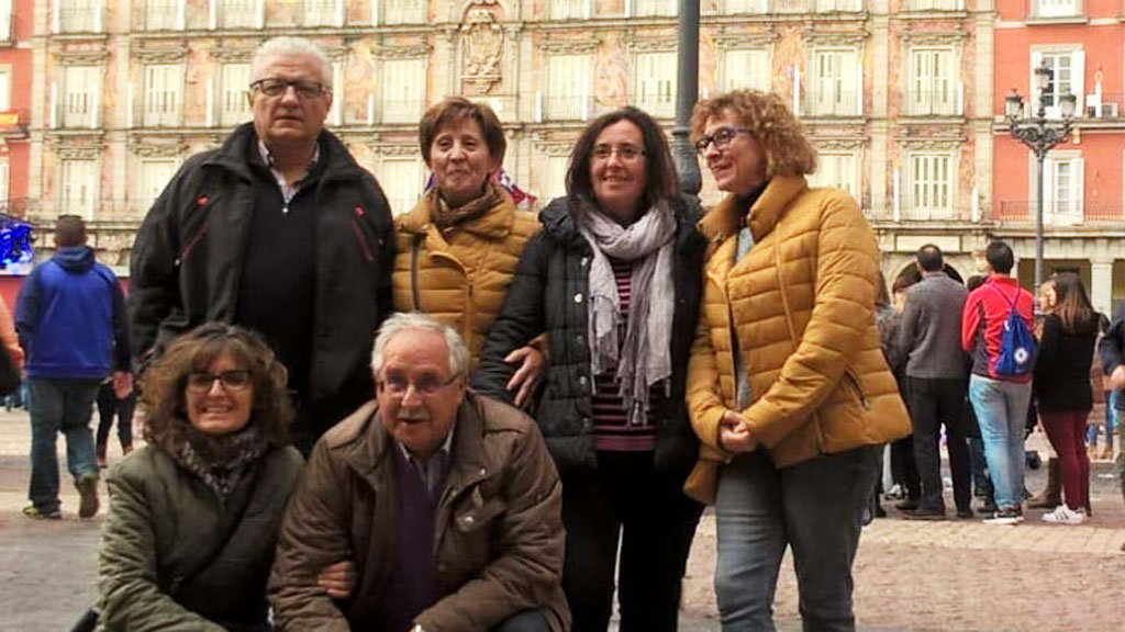 Vecinos de Fuentepelayo, en la Plaza Mayor de Madrid, durante su visita a la capital. / el adelantado