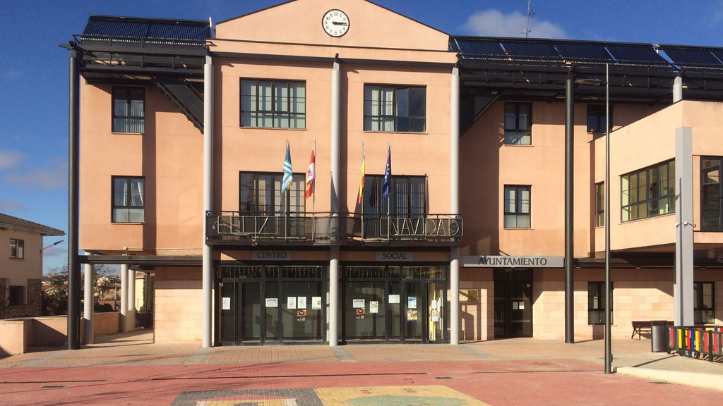 Fachada del Ayuntamiento de Palazuelos. / E.A.