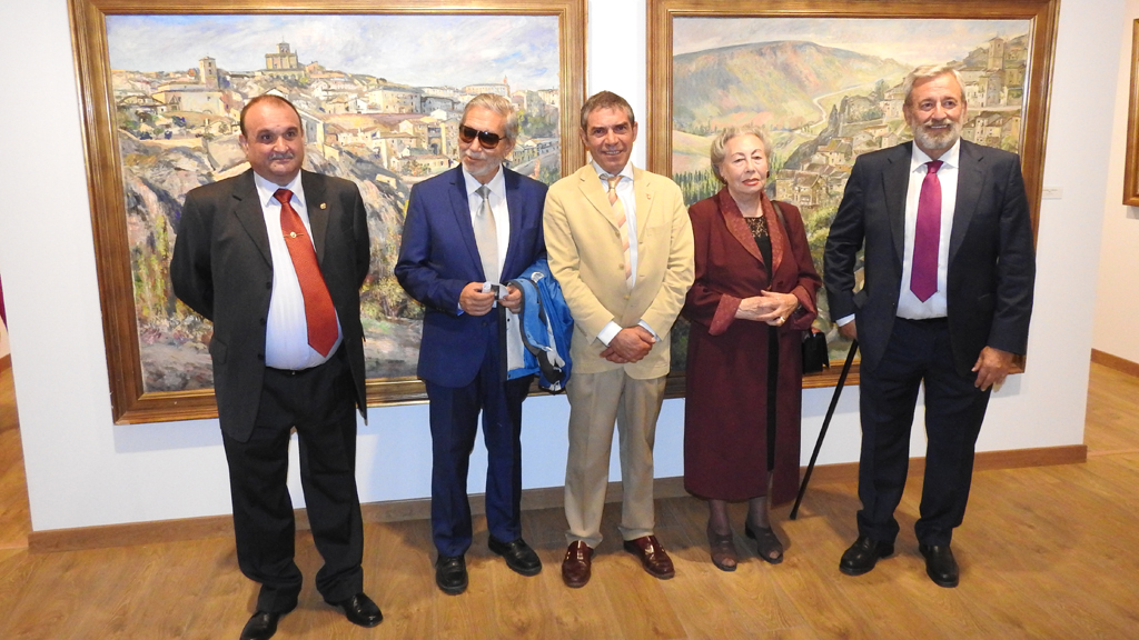 Miguel Ángel Alonso, a la derecha de la imagen, con el alcalde, Ramón López, en el centro, y miembros de la familia Tablada en la inauguración del museo dedicado al pintor. /G. HERRERO