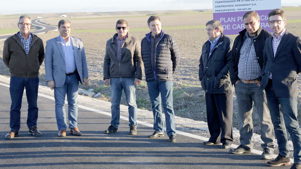 El presidente, en el centro, acompañado de diputados, alcaldes y jefe obras, durante la visita. / el adelantado