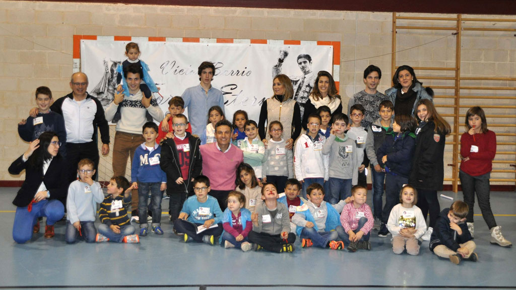 Maestros y aprendices se hicieron una foto de familiar al concluir la clase. / el adelantado