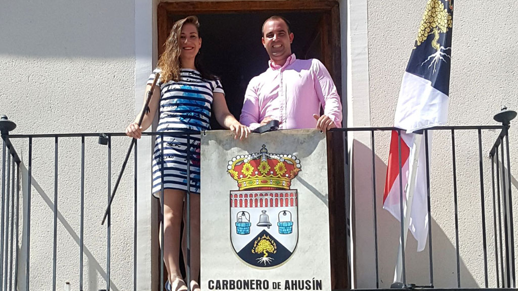 La alcaldesa pedánea, en el balcón del Ayuntamiento con el escudo. /E. A.