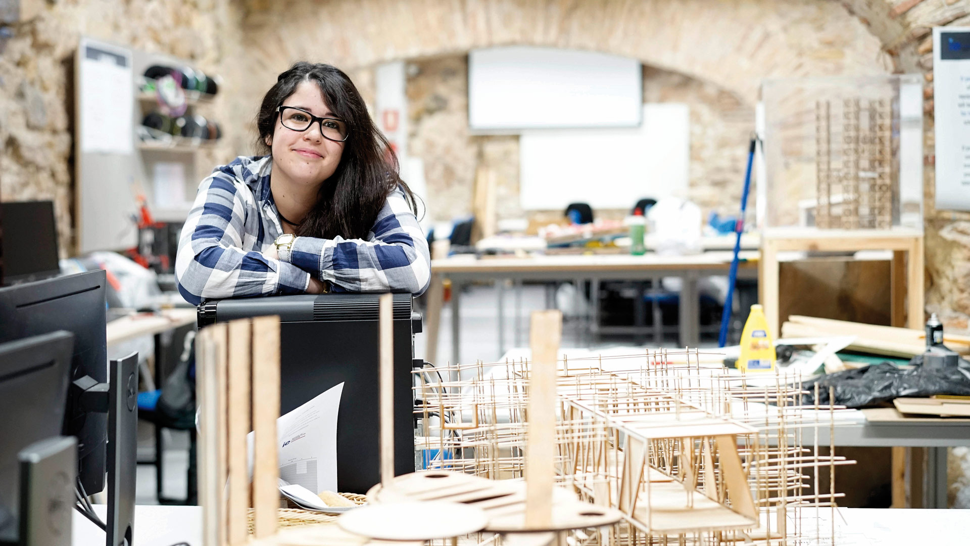 Elena Cardiel, actual coordinadora del Fab Lab de IE University, fue también estudiante de Arquitectura en IE. Se graduó en 2013 como primera de su promoción. / Roberto Arribas