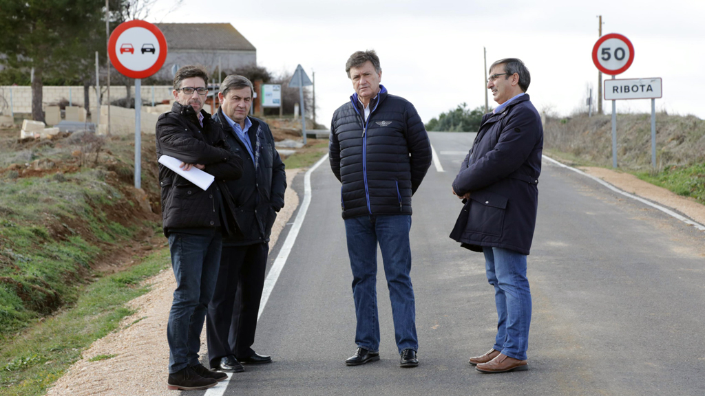 Vázquez, con diputados y personal de la Diputación, inspeccionando la obra. / E.A.