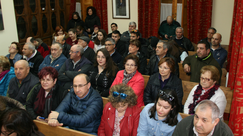 Un grupo numeroso de vecinos llenaron el pequeño salón de plenos del Ayuntamiento de San Martín y Mudrián durante la sesión extraordinaria. /F.D.