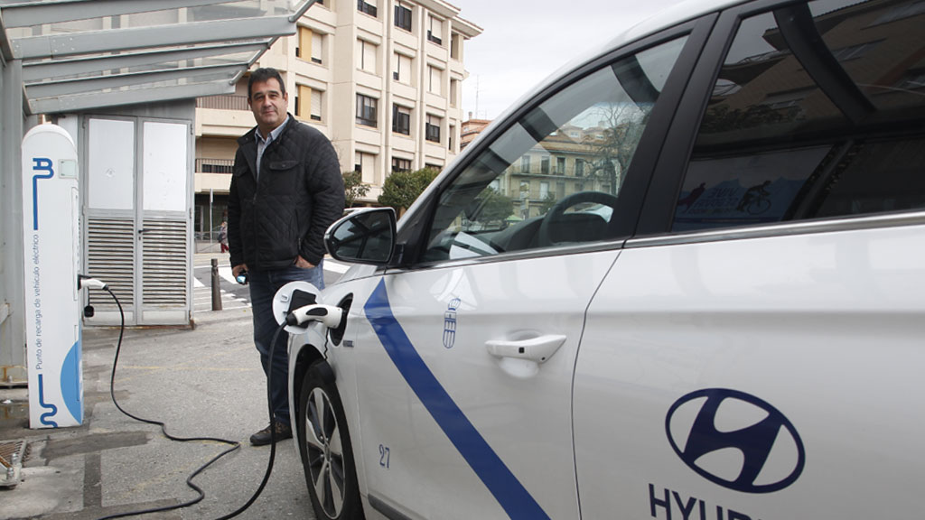 El taxista Fernando Javier Núñez París, con su nuevo Hyundai Ioniq, en la parada de la Estación del Autobuses. / N. LL.