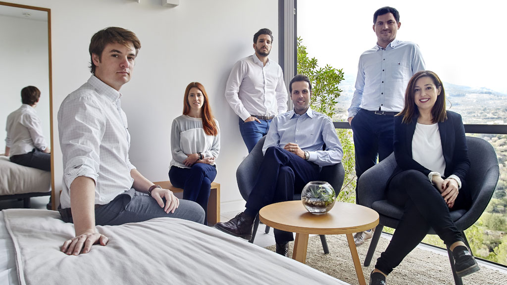 Daniel Mayo, a la izquierda, con los miembros de su equipo de trabajo. / el adelantado