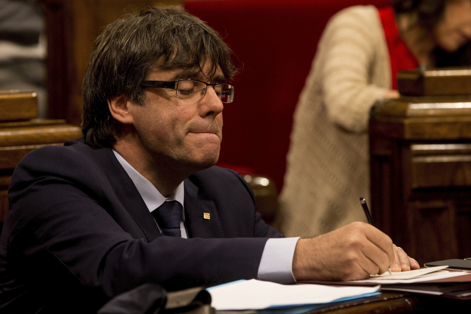 El expresidente de Cataluña, Carles Puigdemont, durante una sesión en el Parlament antes de su ‘exilio’.