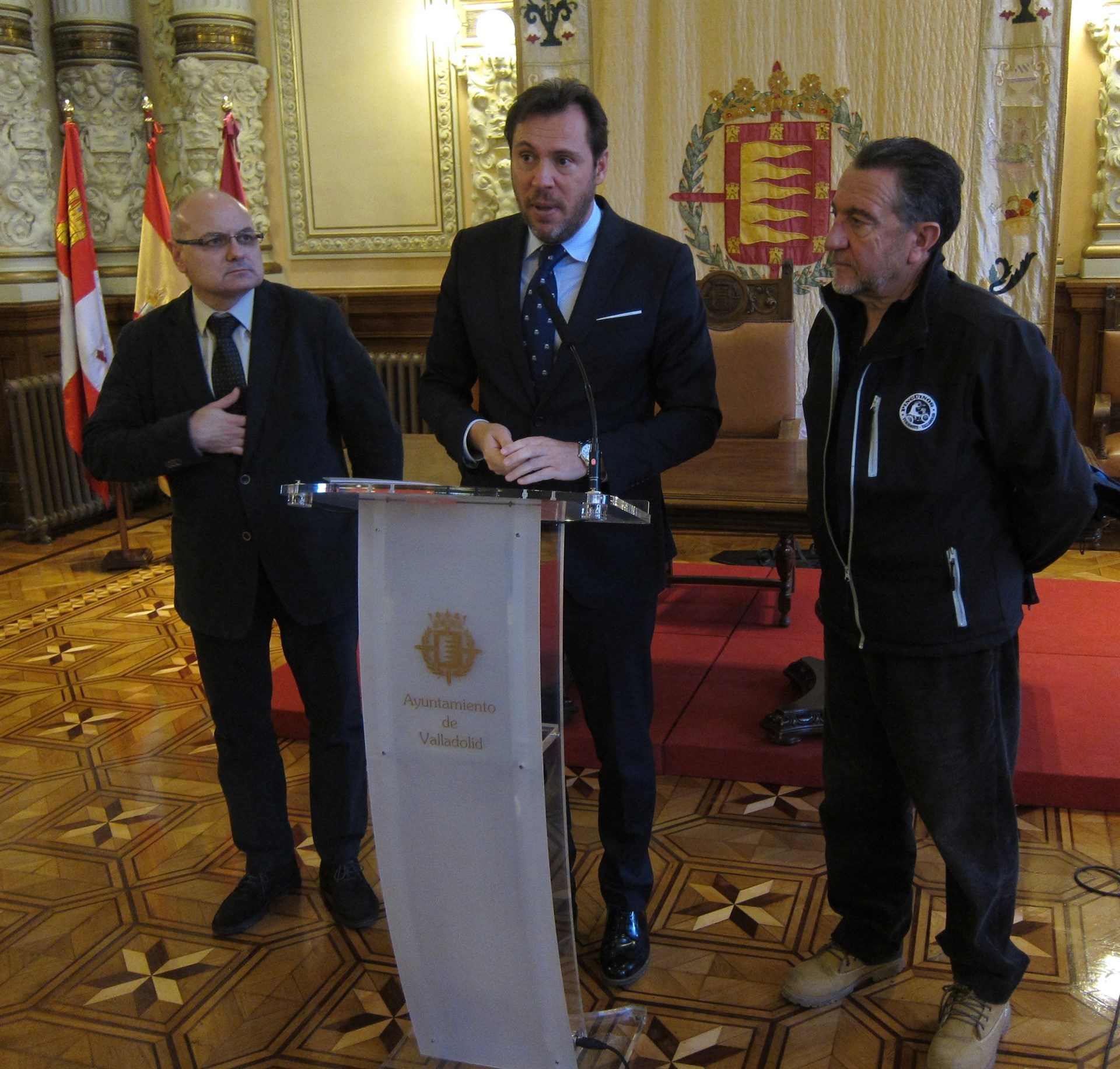 El alcalde de Valladolid, Óscar Puente (c), junto con el responsable de Pingüinos, José Manuel Navas (d). / Europa press