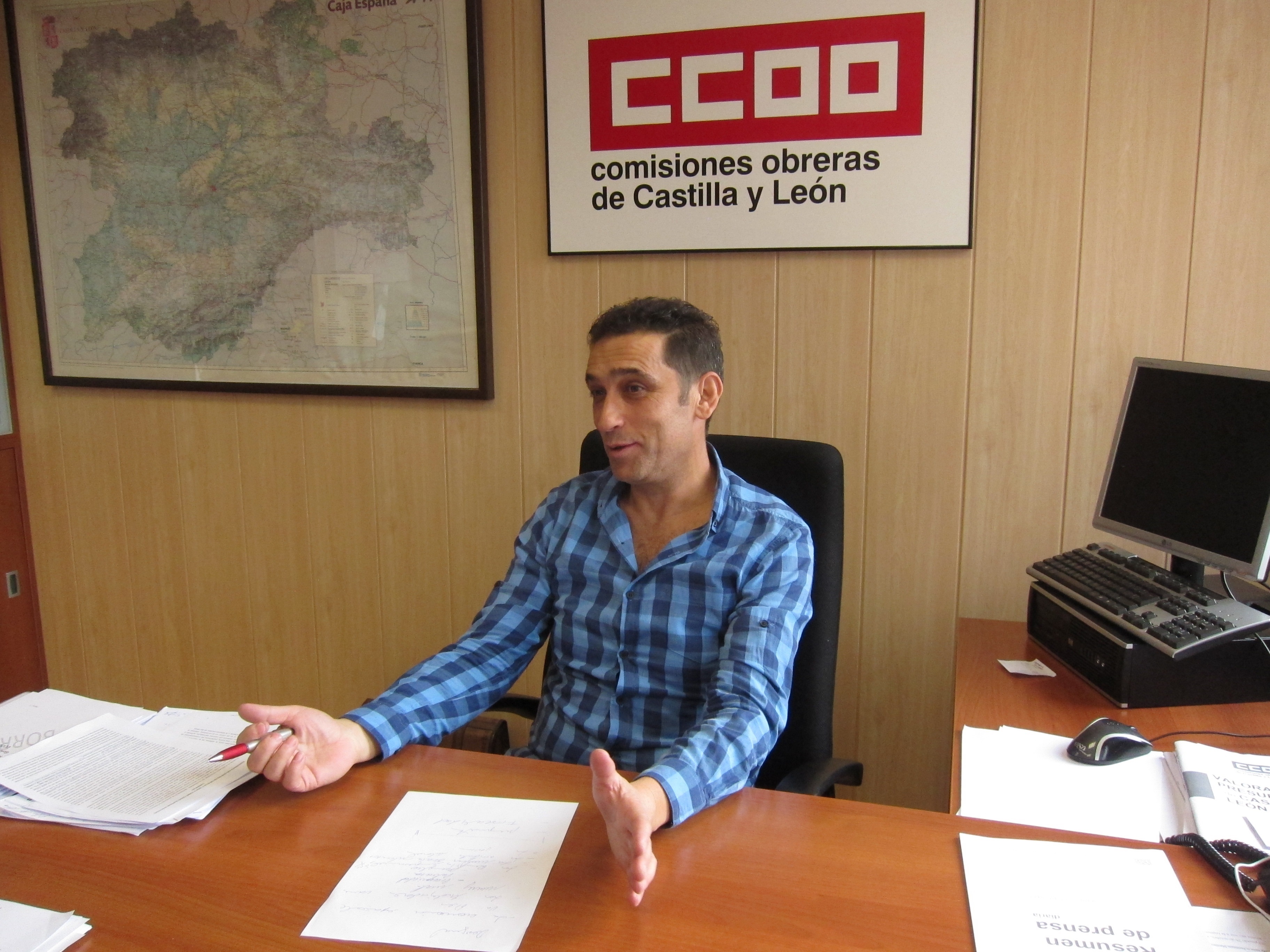El secretario general de CCOO en Castilla y León, Vicente Andrés, atiende a los medios de comunicación.