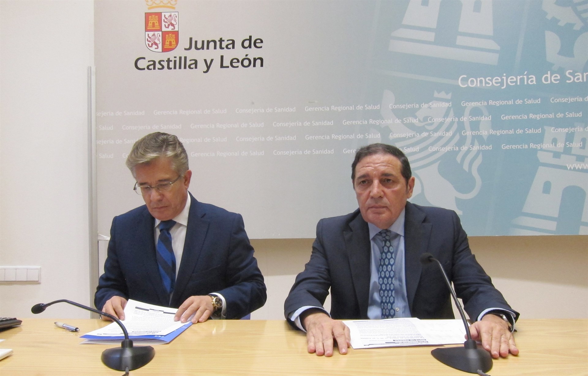 El consejero de Sanidad de la Junta de Castilla y León, Antonio María Sáez Aguado, (d) atiende a los medios.