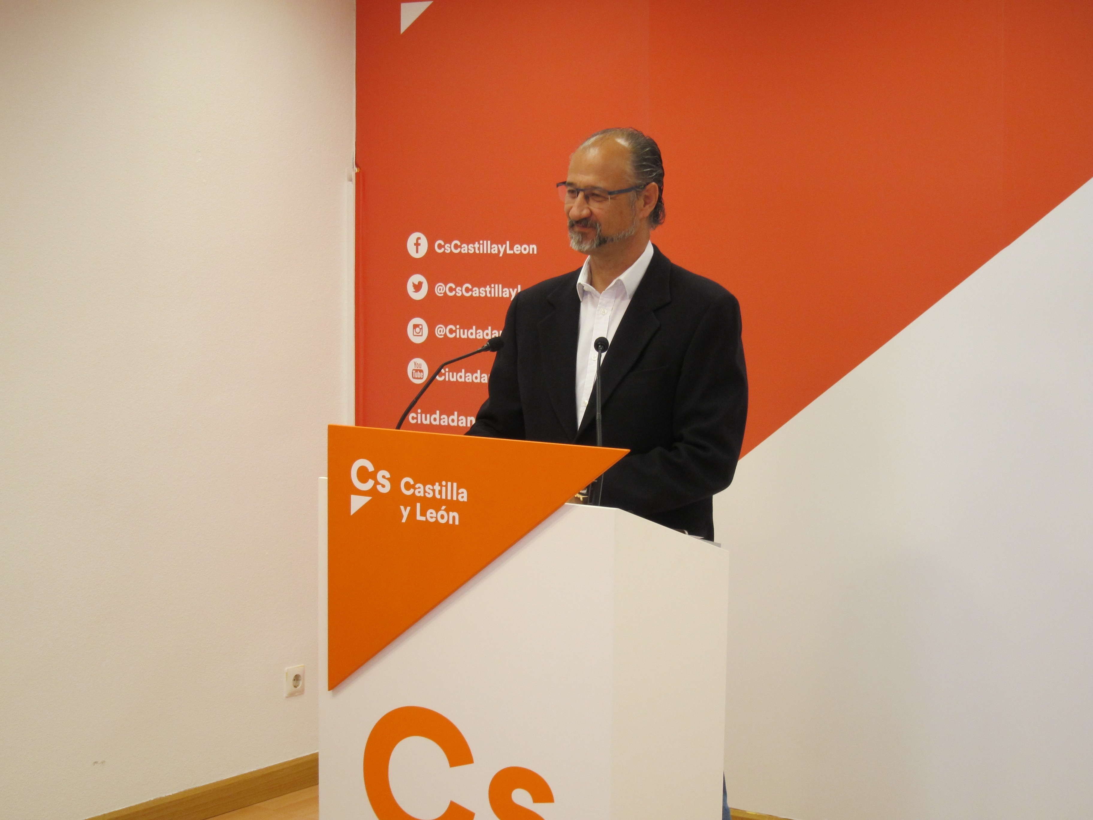 El portavoz de Ciudadanos en las Cortes de Castilla y León, Luis Fuentes, atiende a los medios de comunicación.