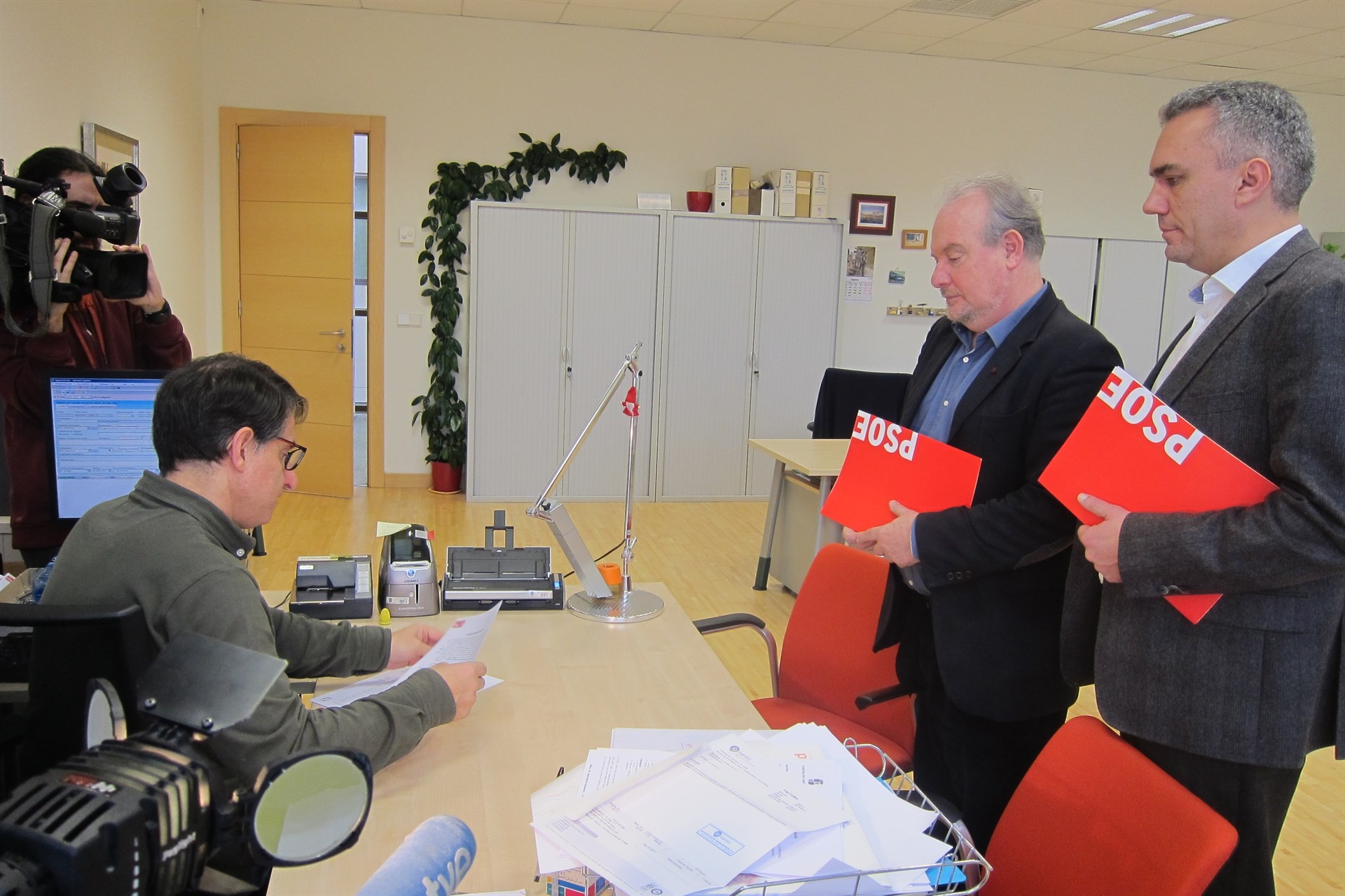 Javier Izquierdo y José Francisco Martín en el Registro de las Cortes para entregar un documento. / europa press