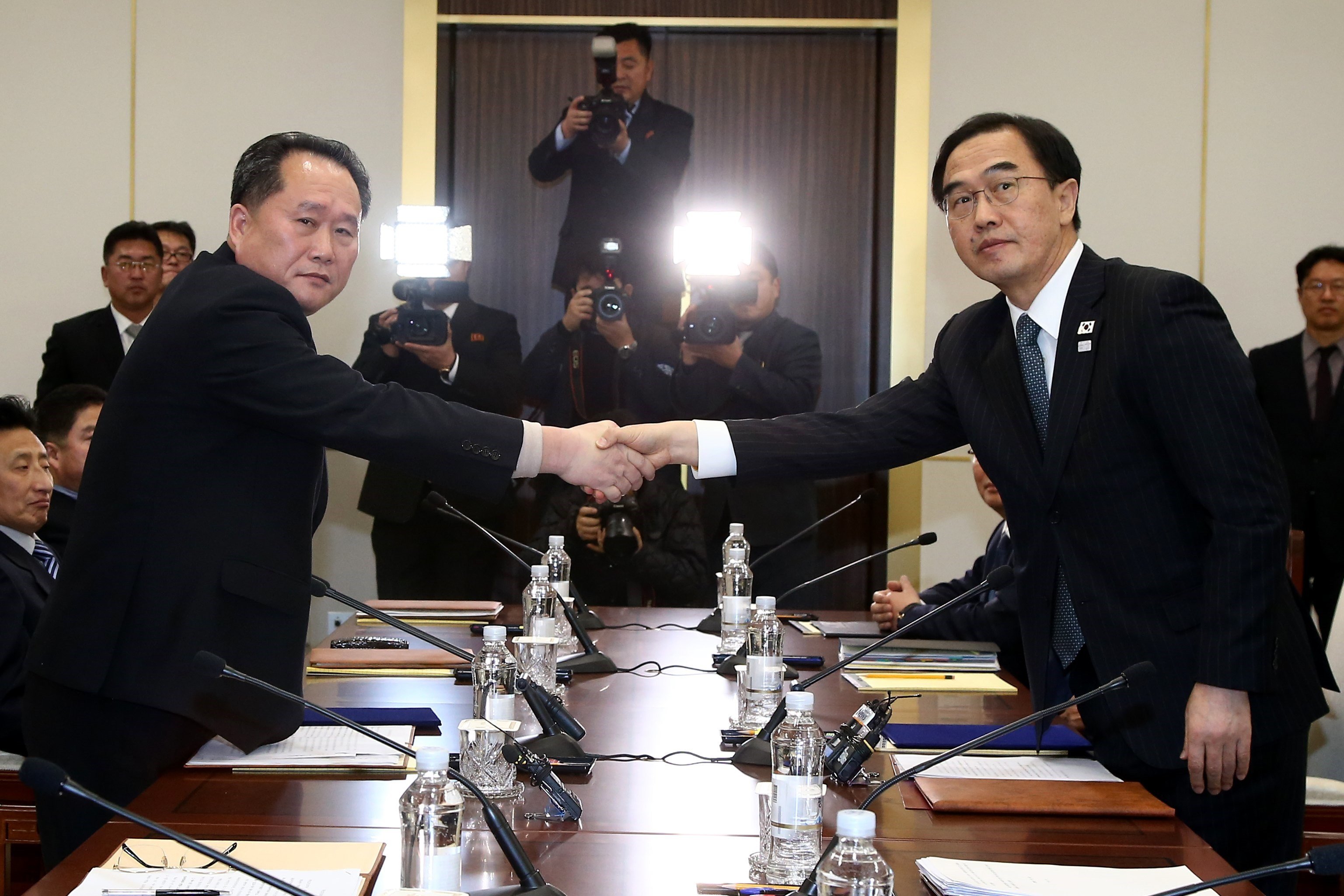 Los jefes de las delegaciones de Corea del Norte (izq) y Corea del Sur (dcha), en el comité para la Reunificación Pacífica.