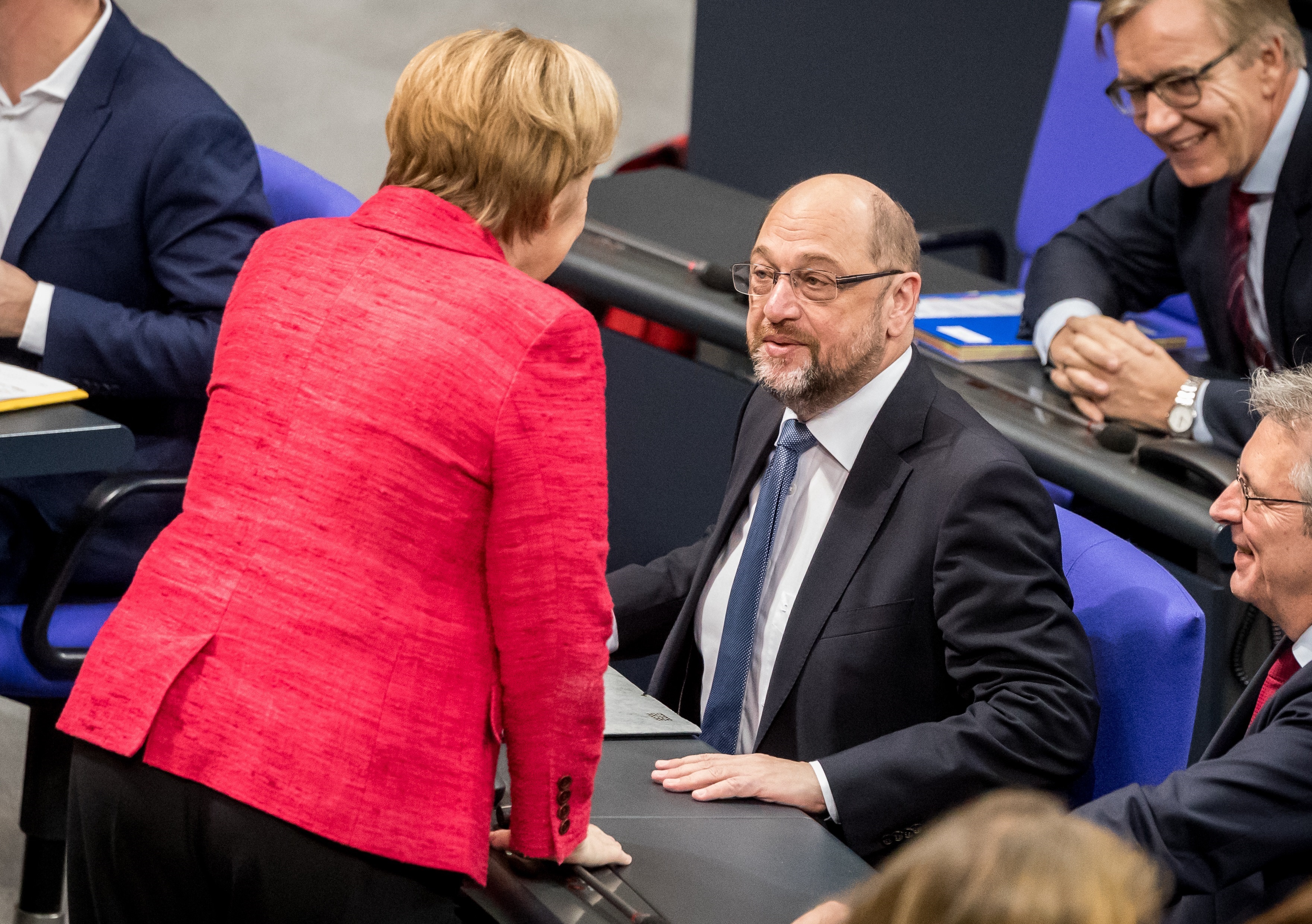 El líder socialdemócrata alemán, Martin Schulz, conversa con la canciller alemana, Angela Merkel.