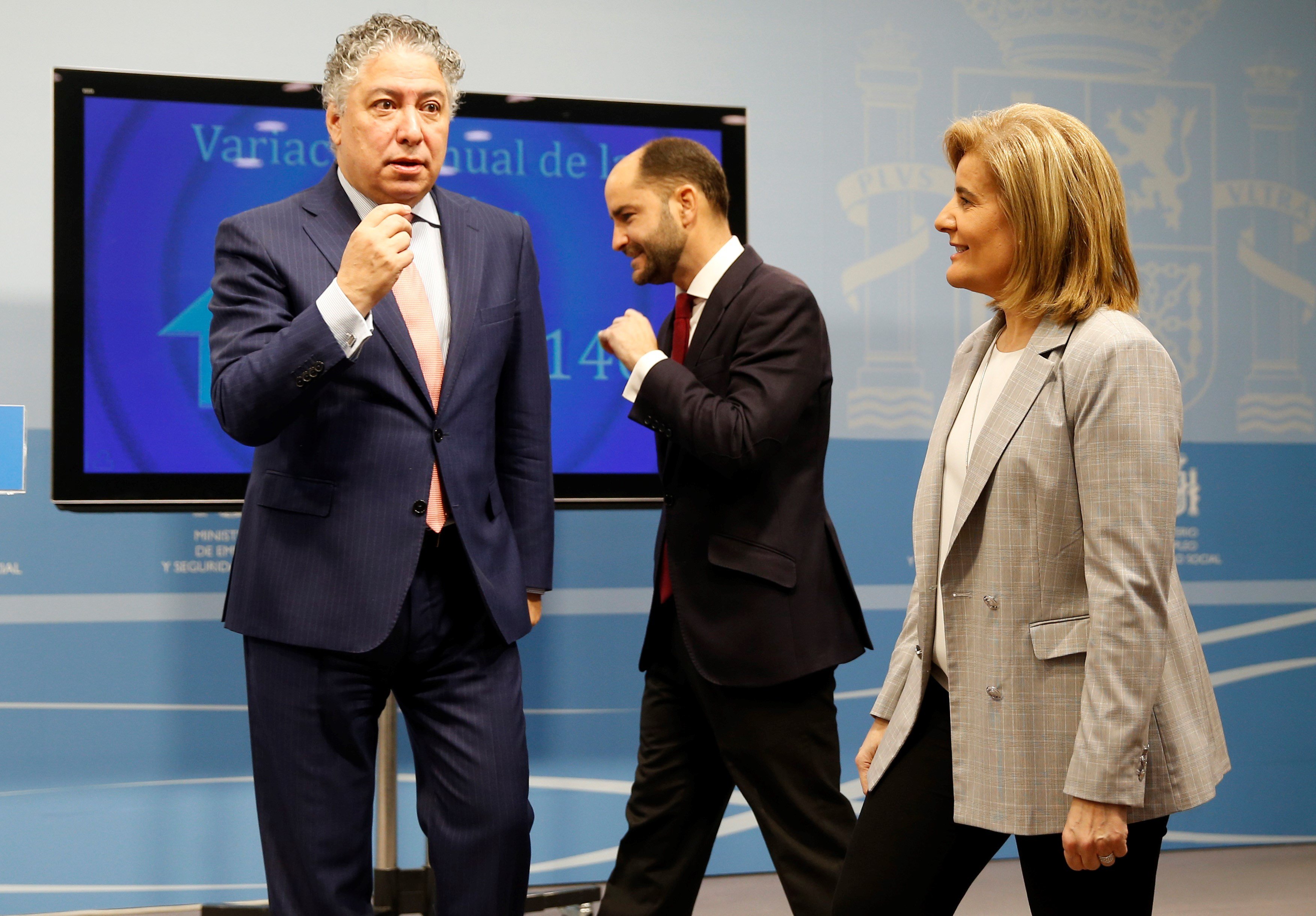 La ministra de Empleo, Fátima Báñez (d), junto a los secretarios de Estado de Empleo y Seguridad Social. / Efe