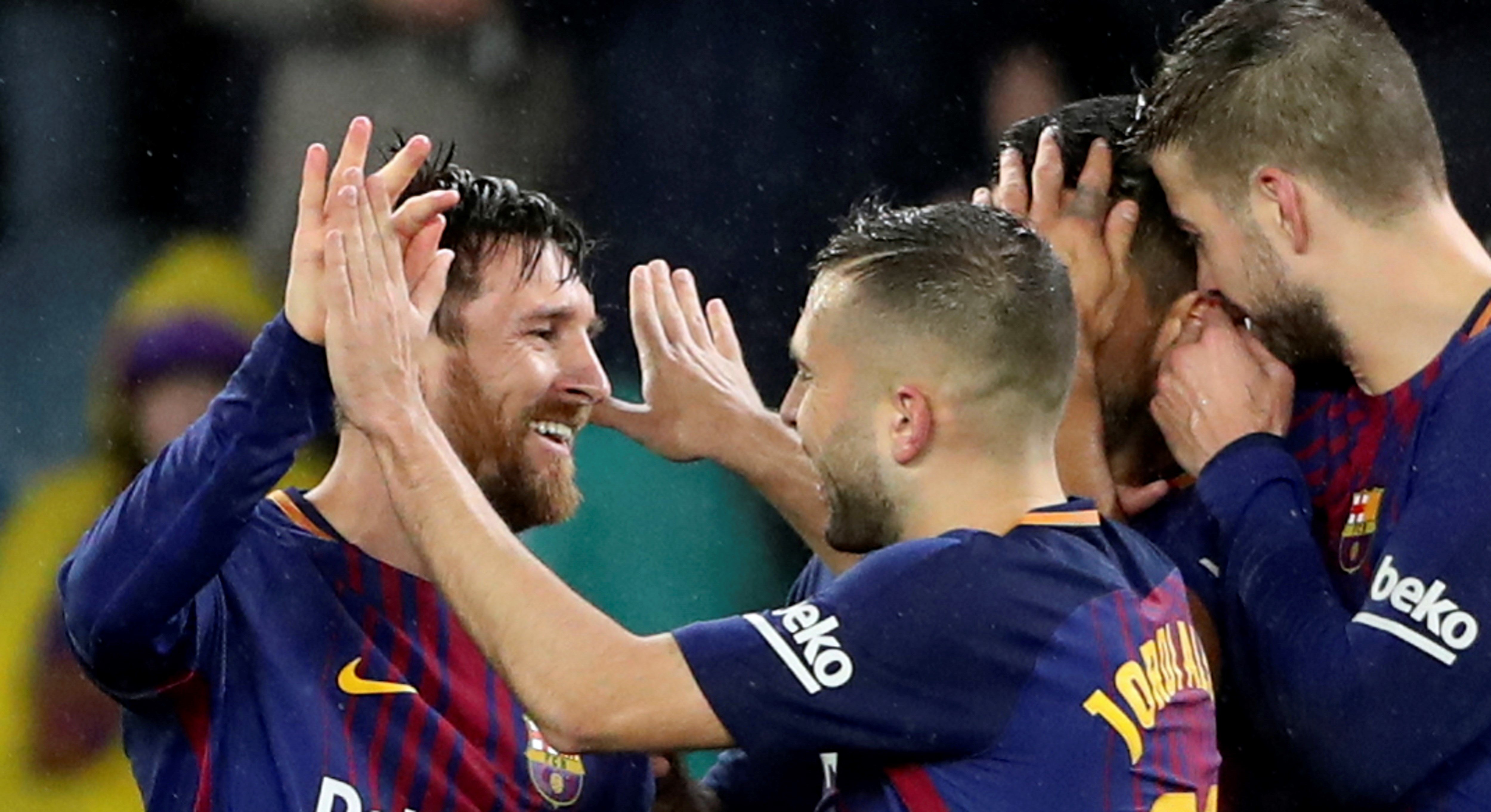 Los jugadores del Barça felicitan a Messi después de cerrar la remontada con el cuarto gol a la Real Sociedad en Anoeta.