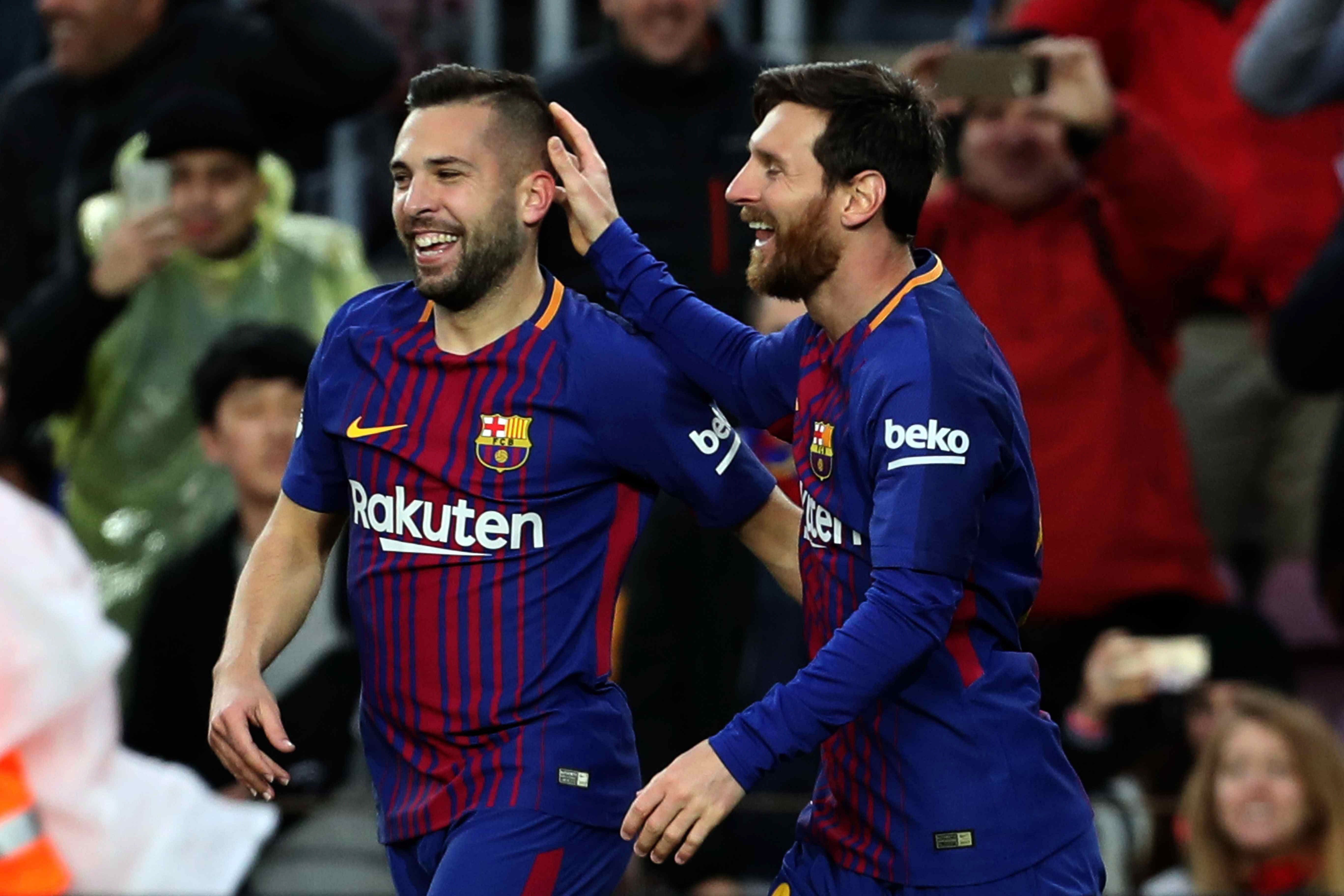 Messi celebra el primer gol al Levante con Jordi Alba, que asistió con la cabeza al argentino para que encarrilara el decimoquinto triunfo azulgrana.