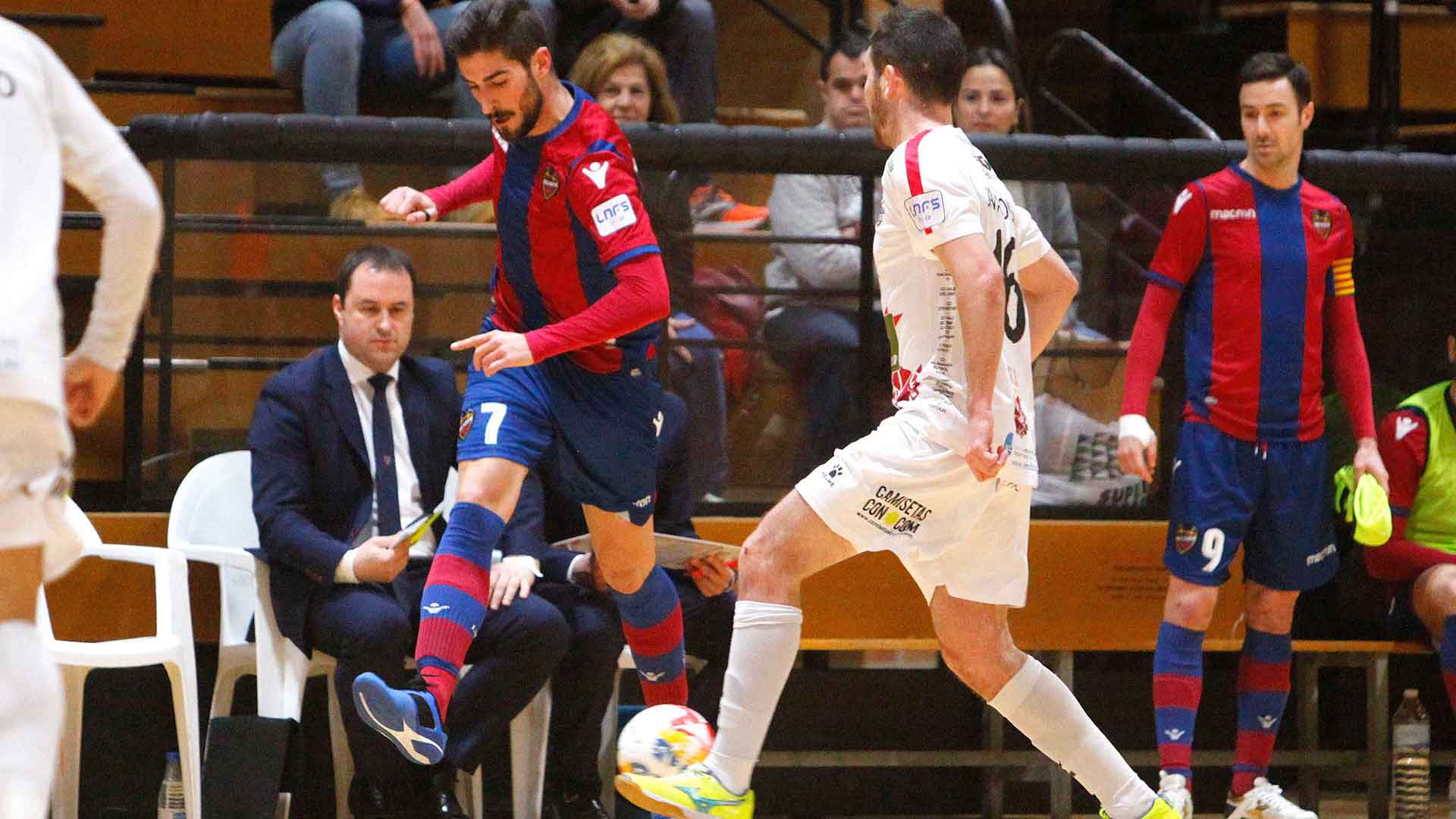 Javi Alonso intercepta el pase de un contrario durante el encuentro jugado en El Cabanyal. / LEVANTE FS