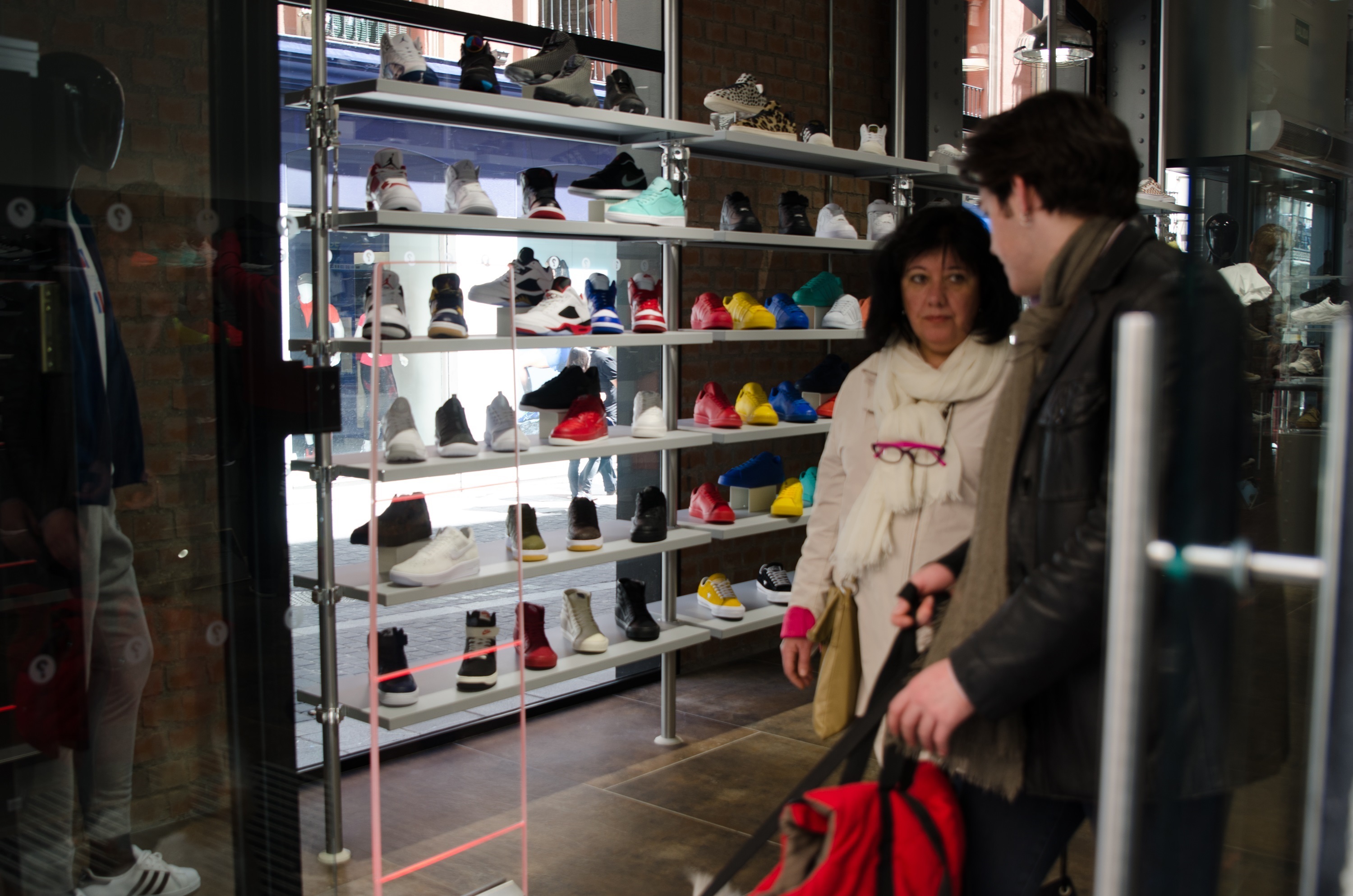 El comercio presentó el pasado mes de noviembre un aumento interanual de su facturación del 8%. / efe