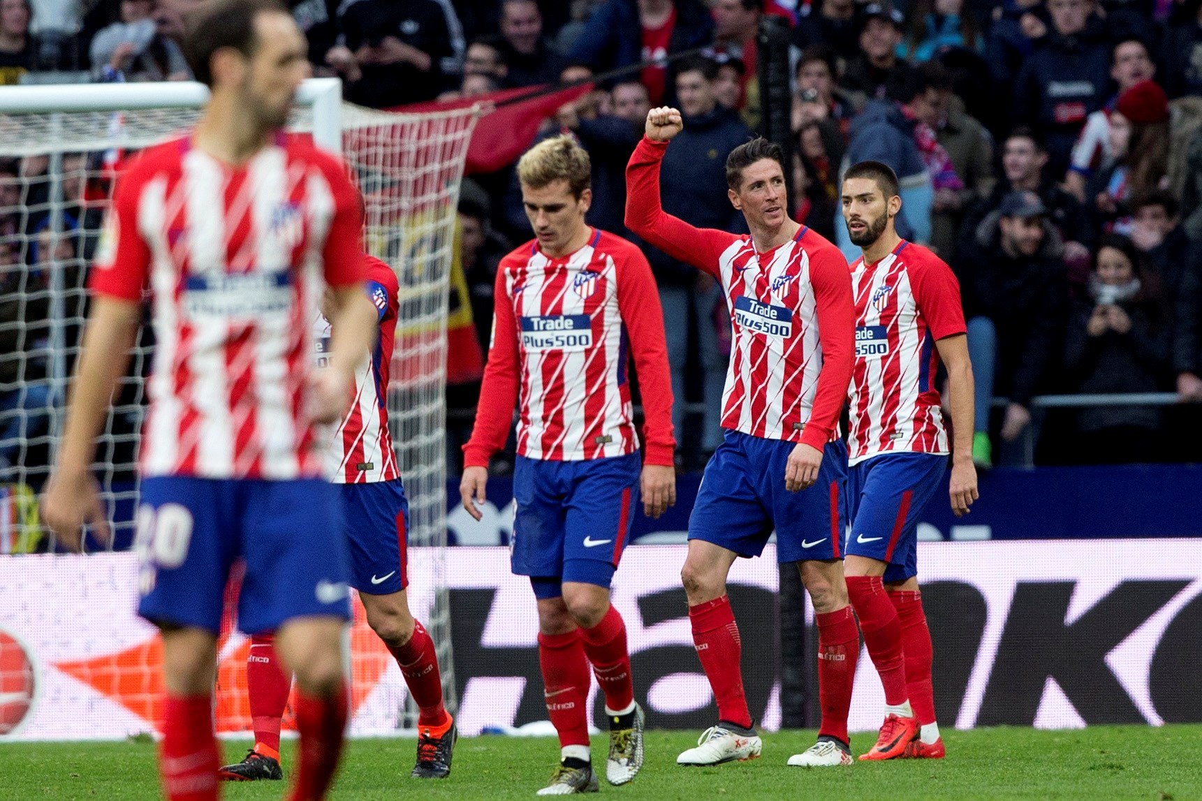 El delantero del Atlético de Madrid Fernando Torres, festeja su primer gol. / efe