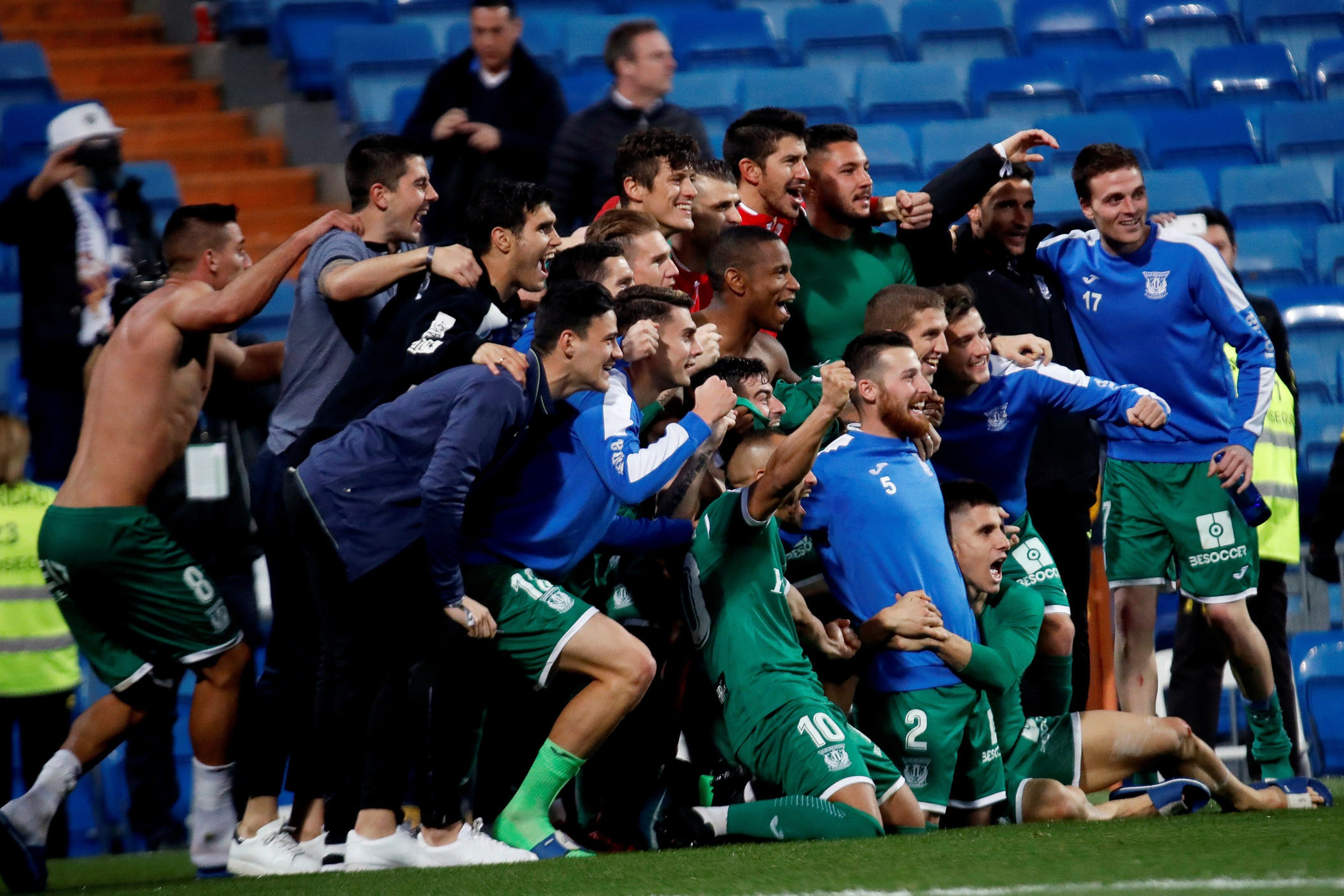 Los jugadores del Leganés celebran el pase a semifinales de la Copa del Rey después de eliminar al Real Madrid en el Santiago Bernabéu.