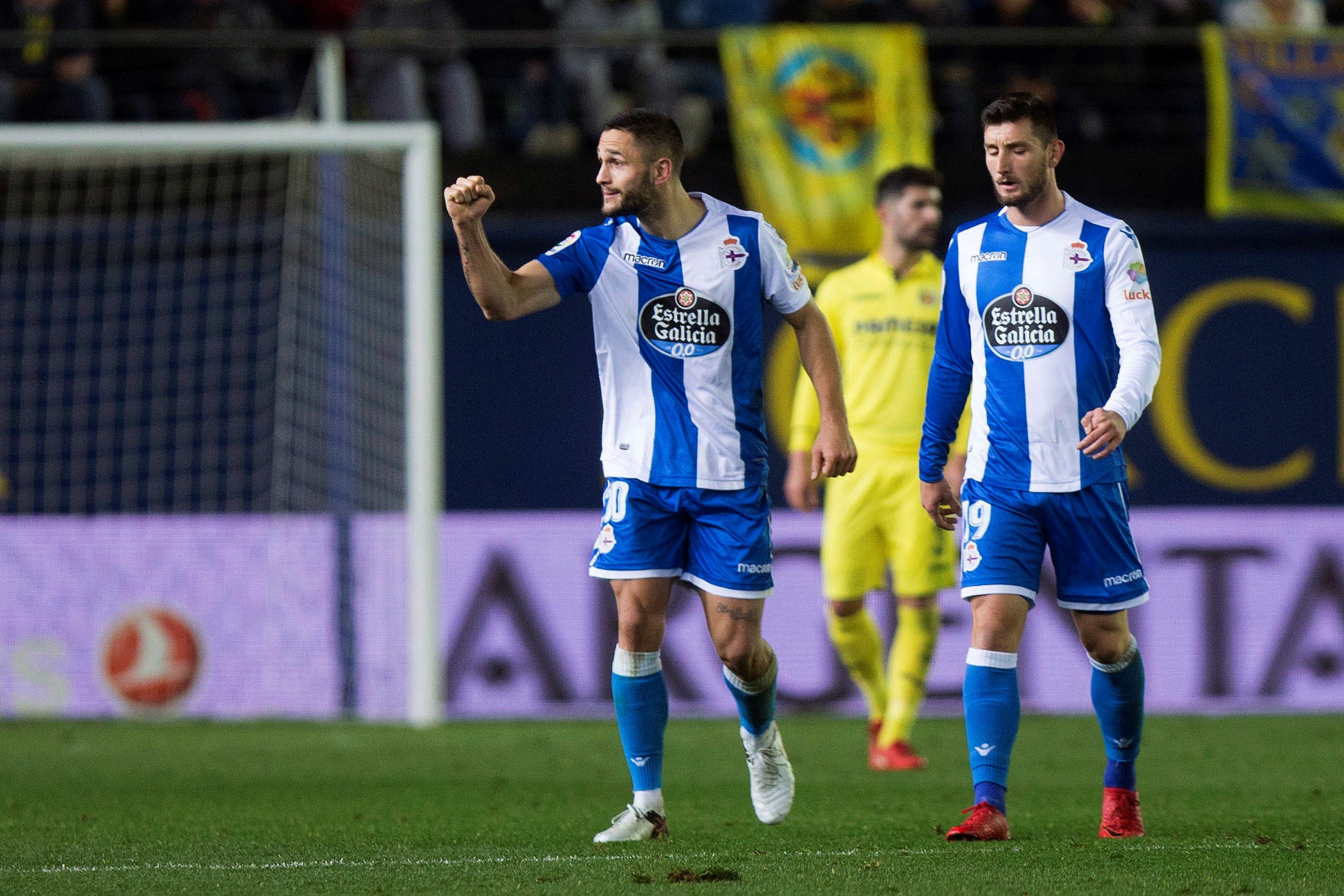 Florin Andone celebra el gol del empate ante el Villarreal, que saca al Deportivo de los puestos de descenso.
