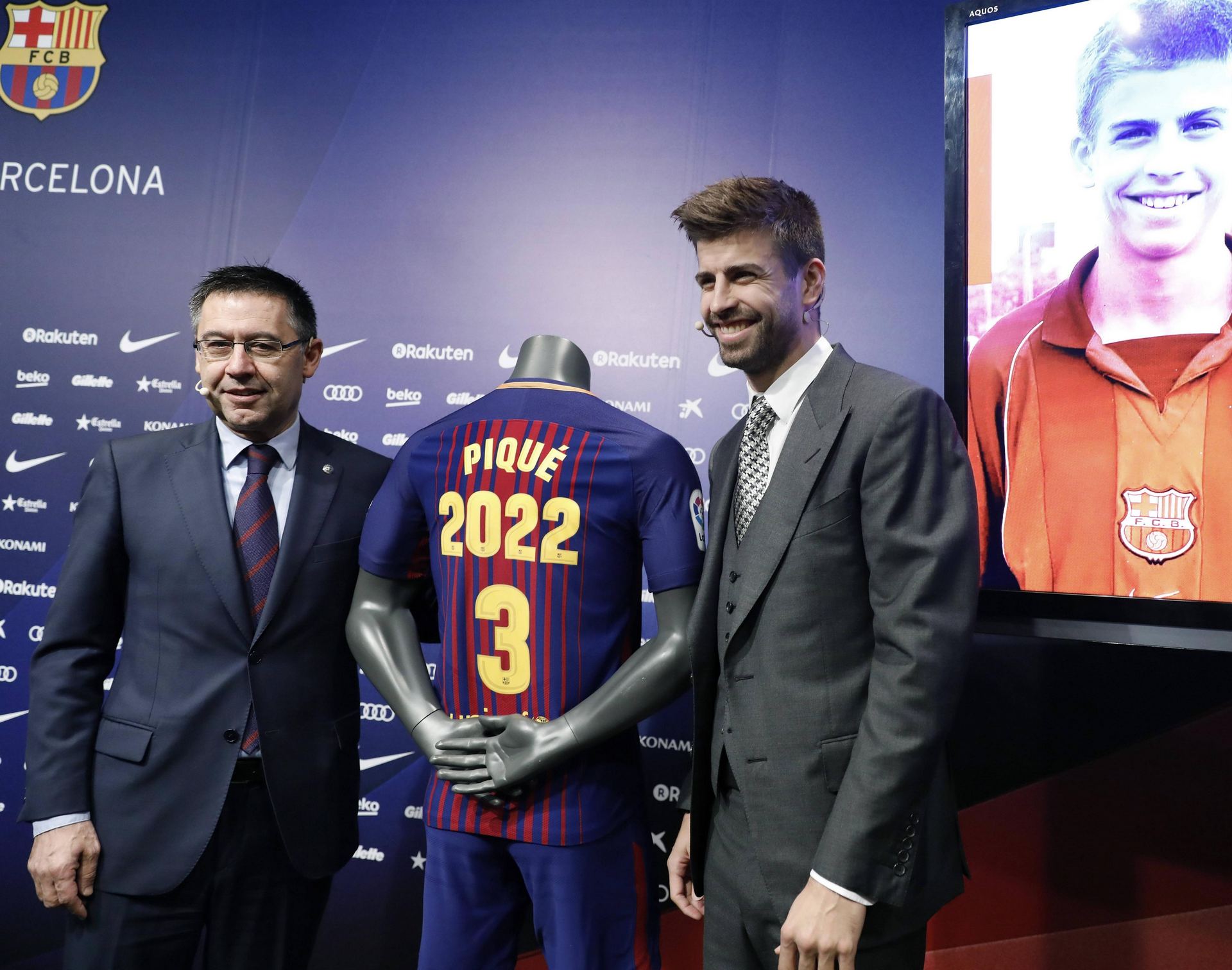El central del Barcelona Gerard Piqué posa con su presidente, Josep María Bartomeu, tras la ampliación de contrato. / EFE